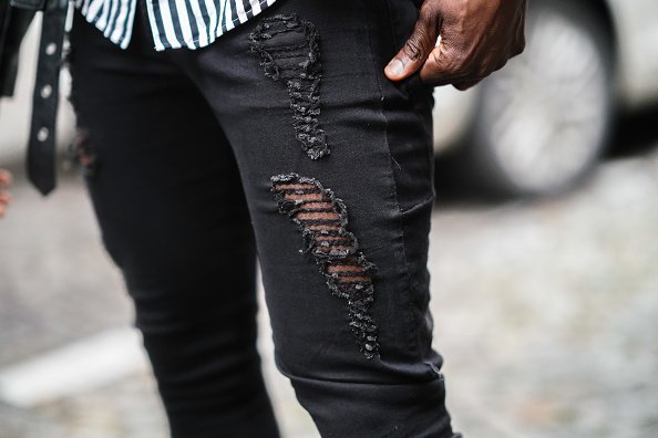 Cali Chiki porte un jean / pantalon en denim déchiré noir. |Photo : Getty Images