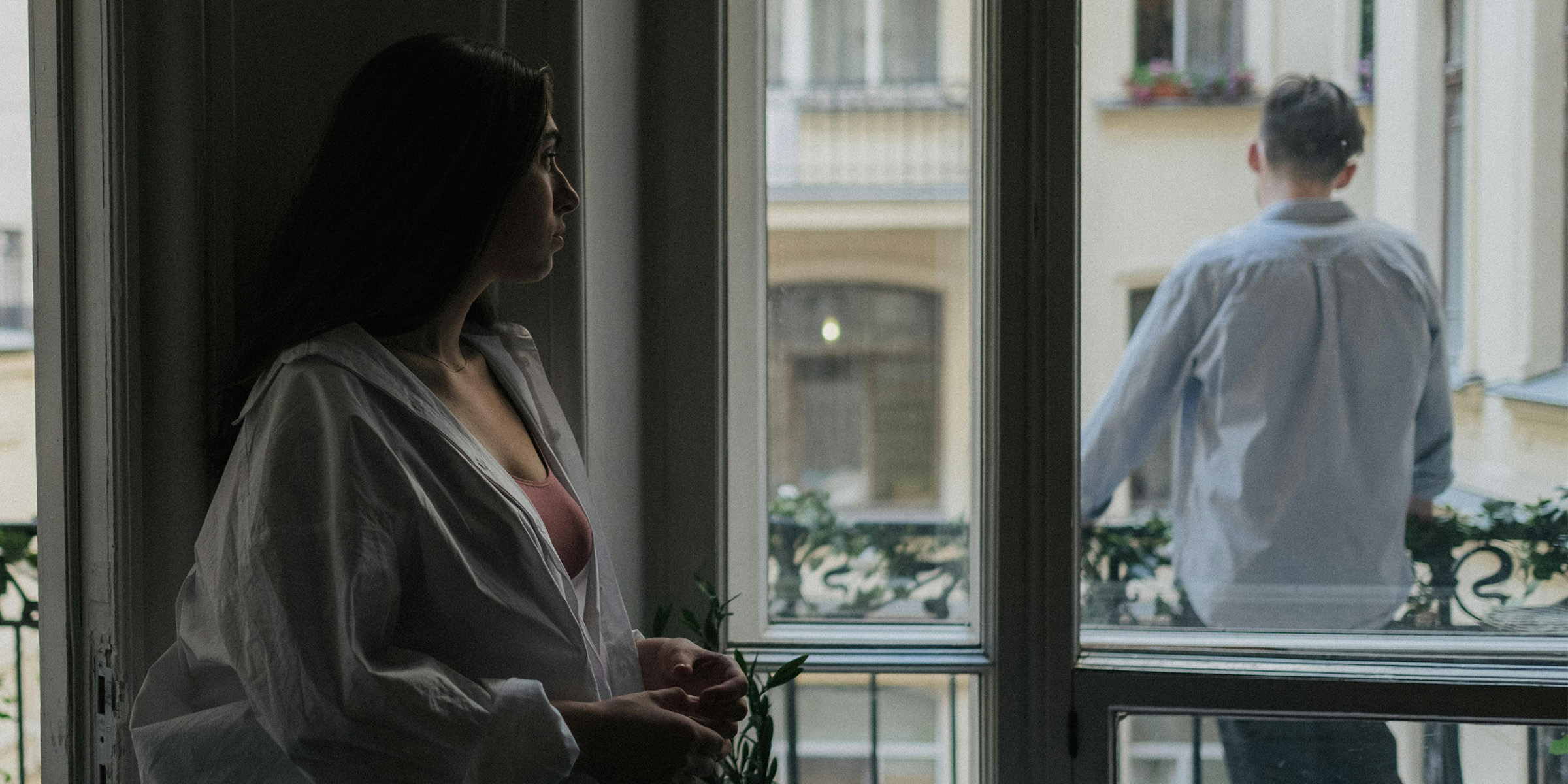 Femme observant un homme sur un balcon | Source : Pexels