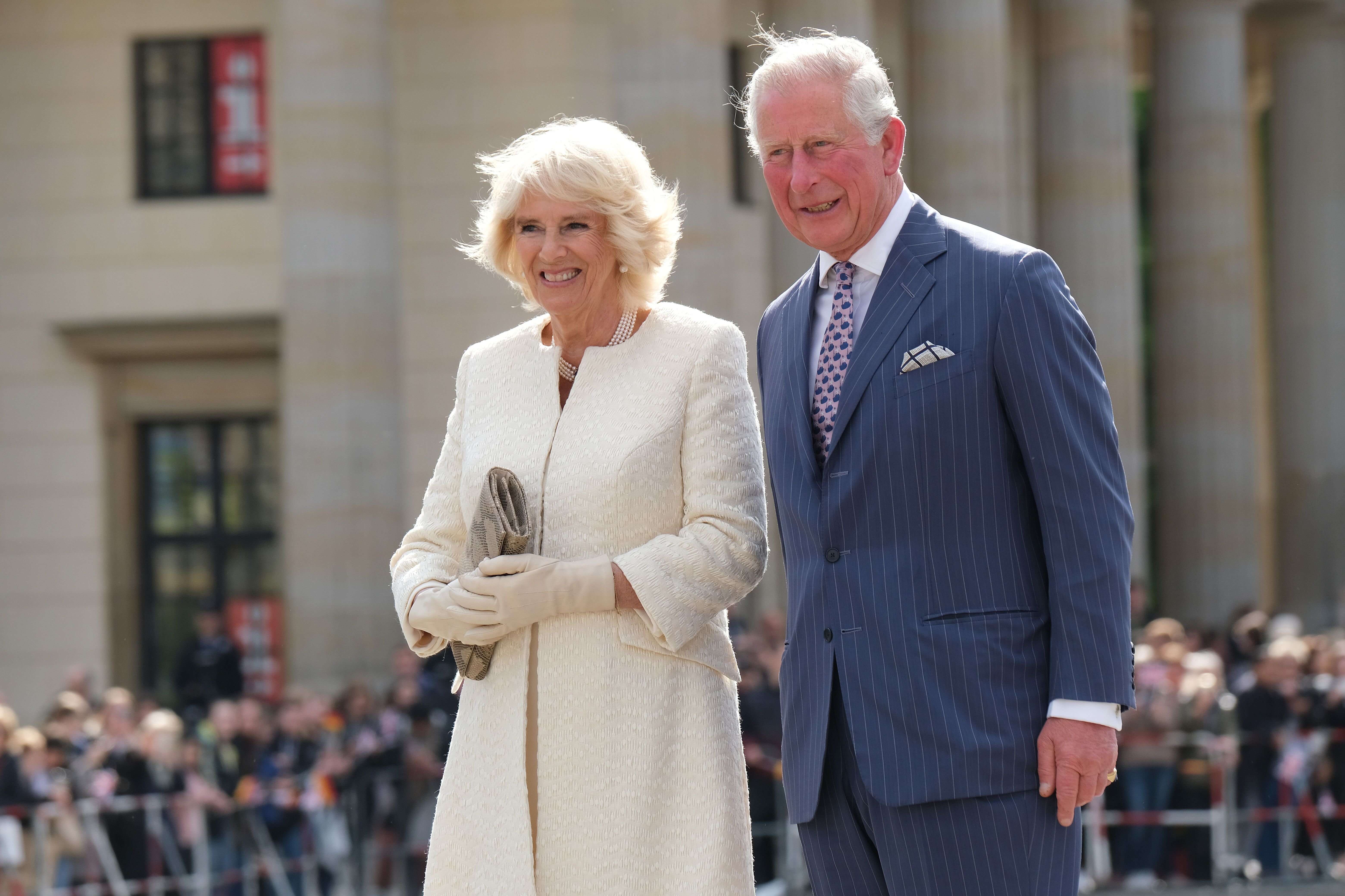 Camilla, Duchesse de Cornouailles et le Prince Charles, Prince de Galles font une pose pour les photographes. | Source : Getty Images