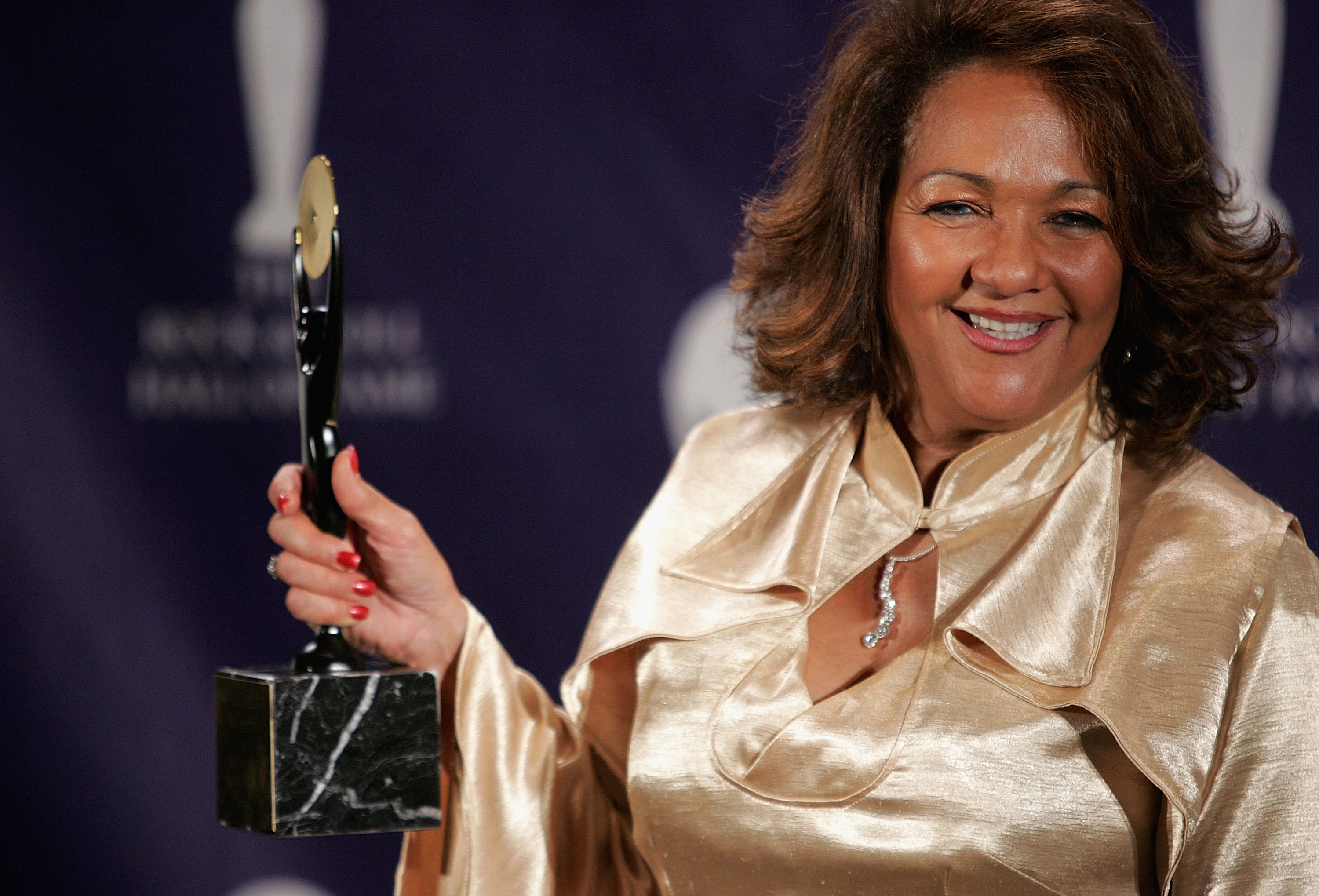 Nedra Talley, l'une des lauréates, pose dans la salle de presse lors de la 22e cérémonie annuelle d'intronisation au Rock and Roll Hall of Fame, le 12 mars 2007 | Source : Getty Images