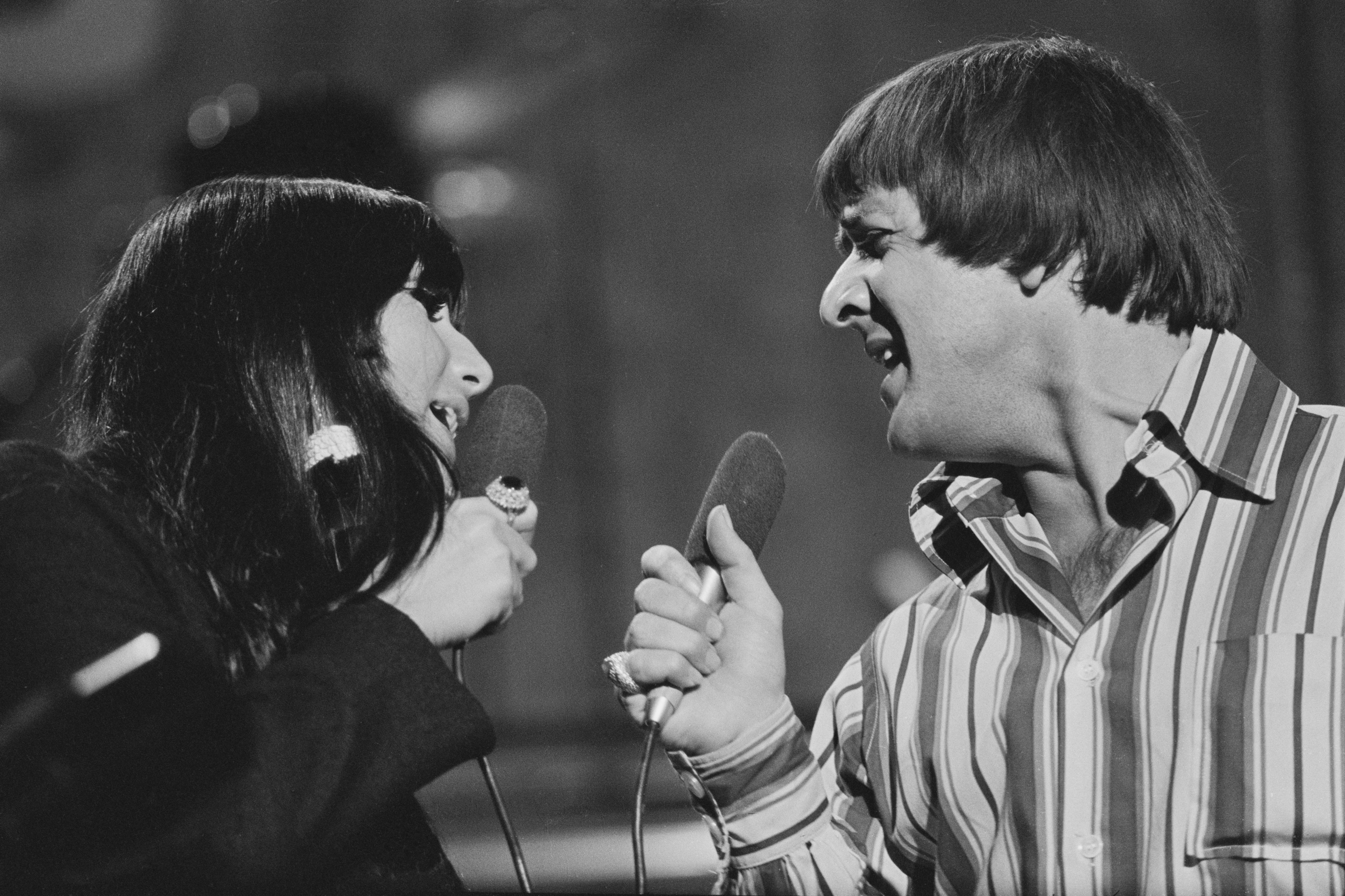 Cher et Sonny Bono aux studios de télévision de Wembley à Londres le 26 août 1966 | Source : Getty Images