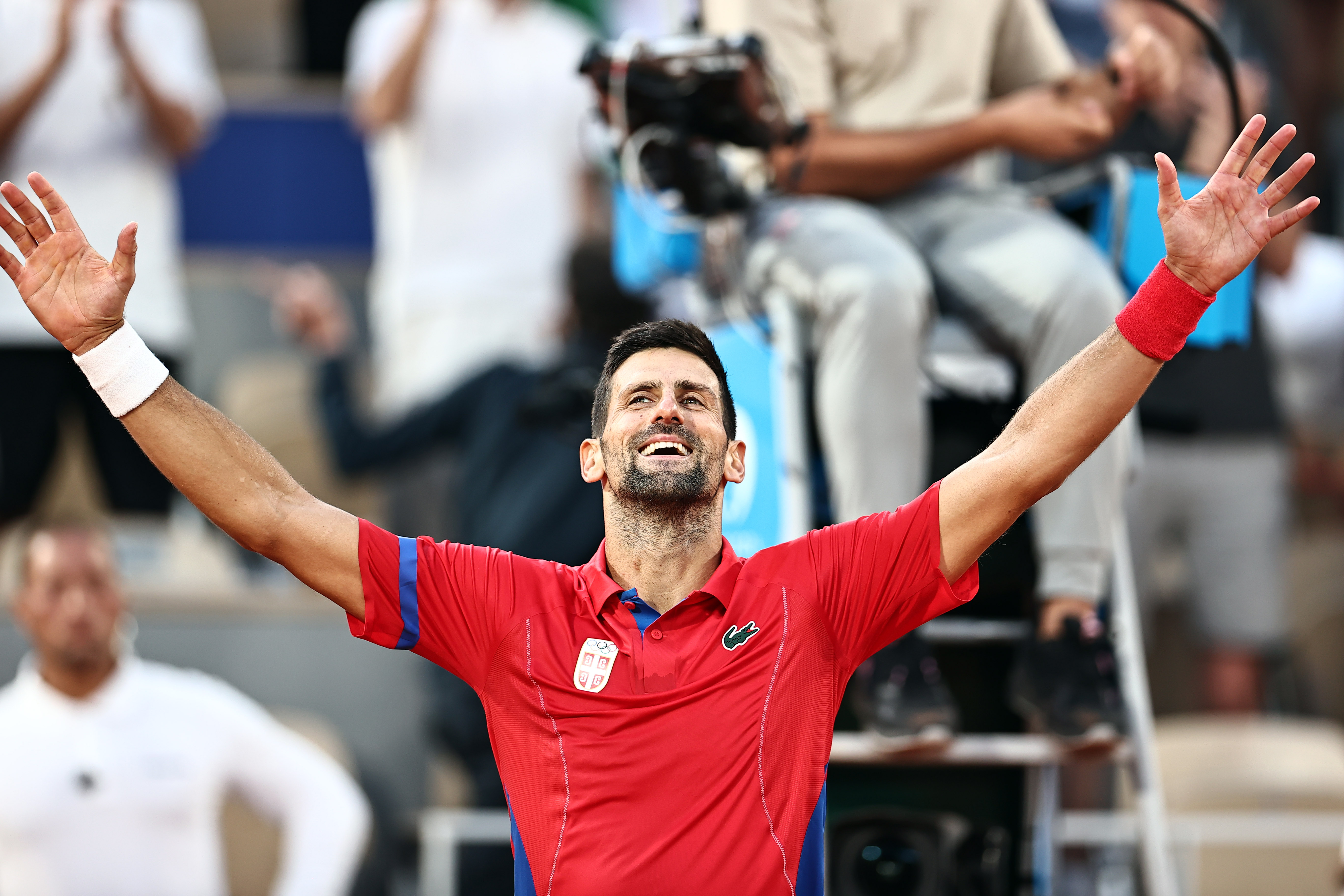 Novak Djokovic célèbre après sa victoire contre Carlos Alcaraz le 4 août 2024 | Source : Getty Images