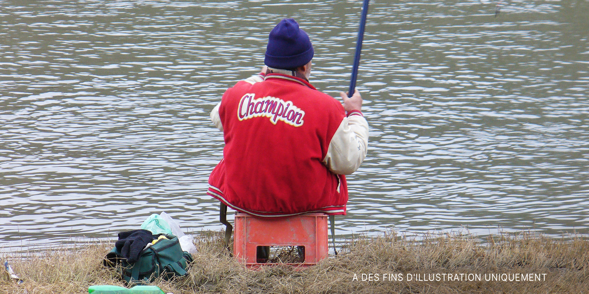 Un homme âgé pêchant dans une rivière | Source : Flickr / Novica (CC BY-SA 2.0)