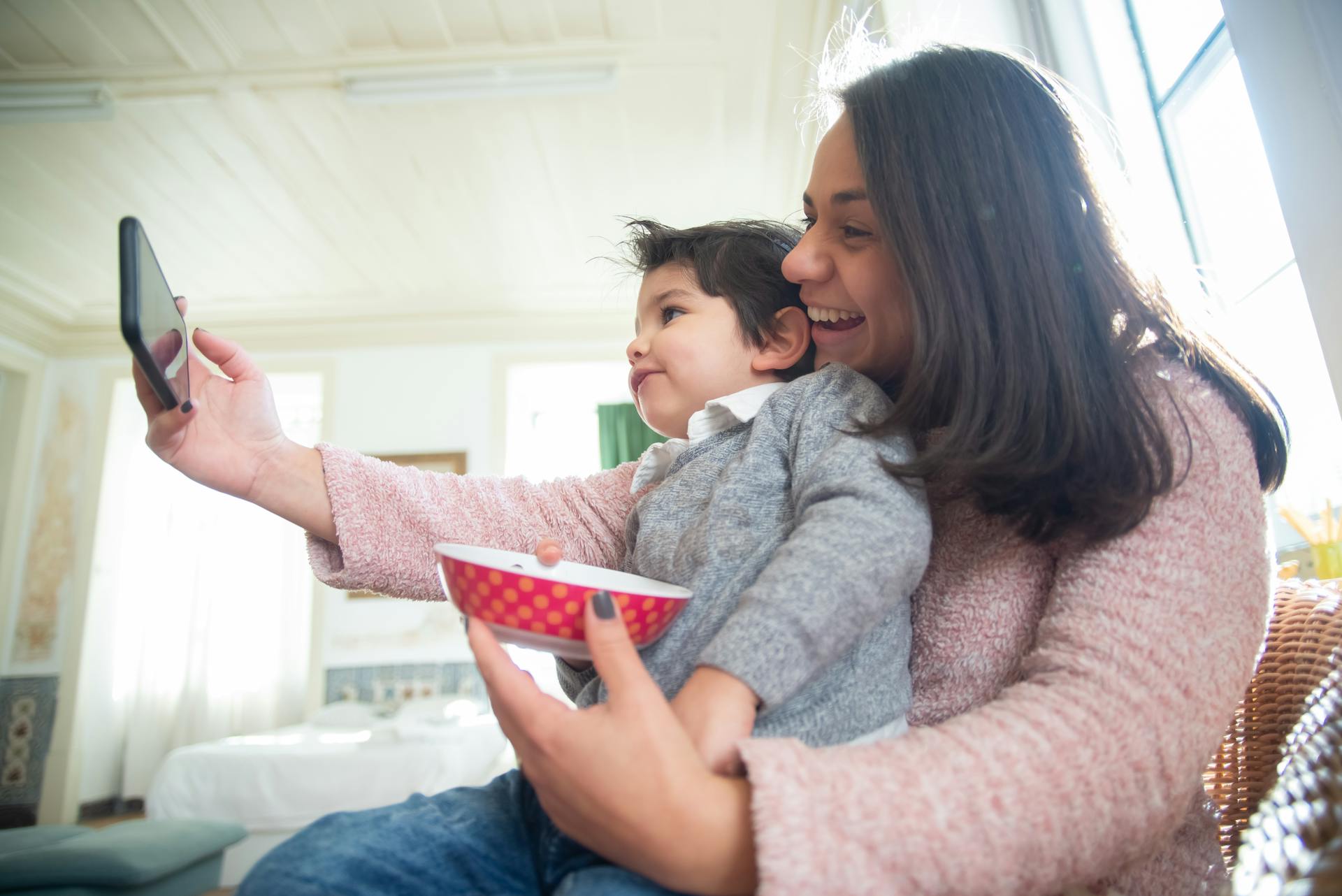 Une femme jouant avec son fils | Source : Pexels