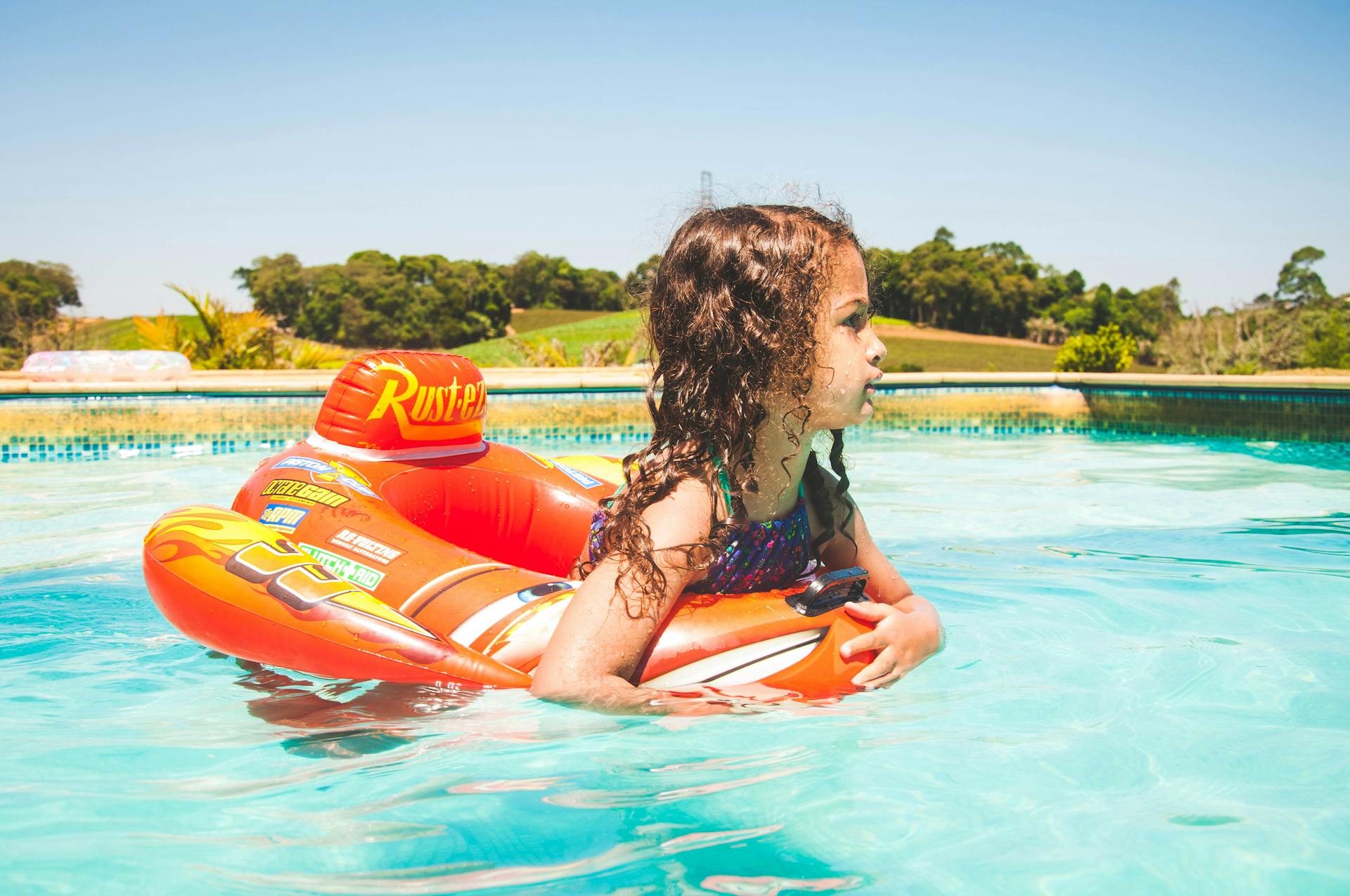 Une petite fille dans une piscine | Source : Pexels