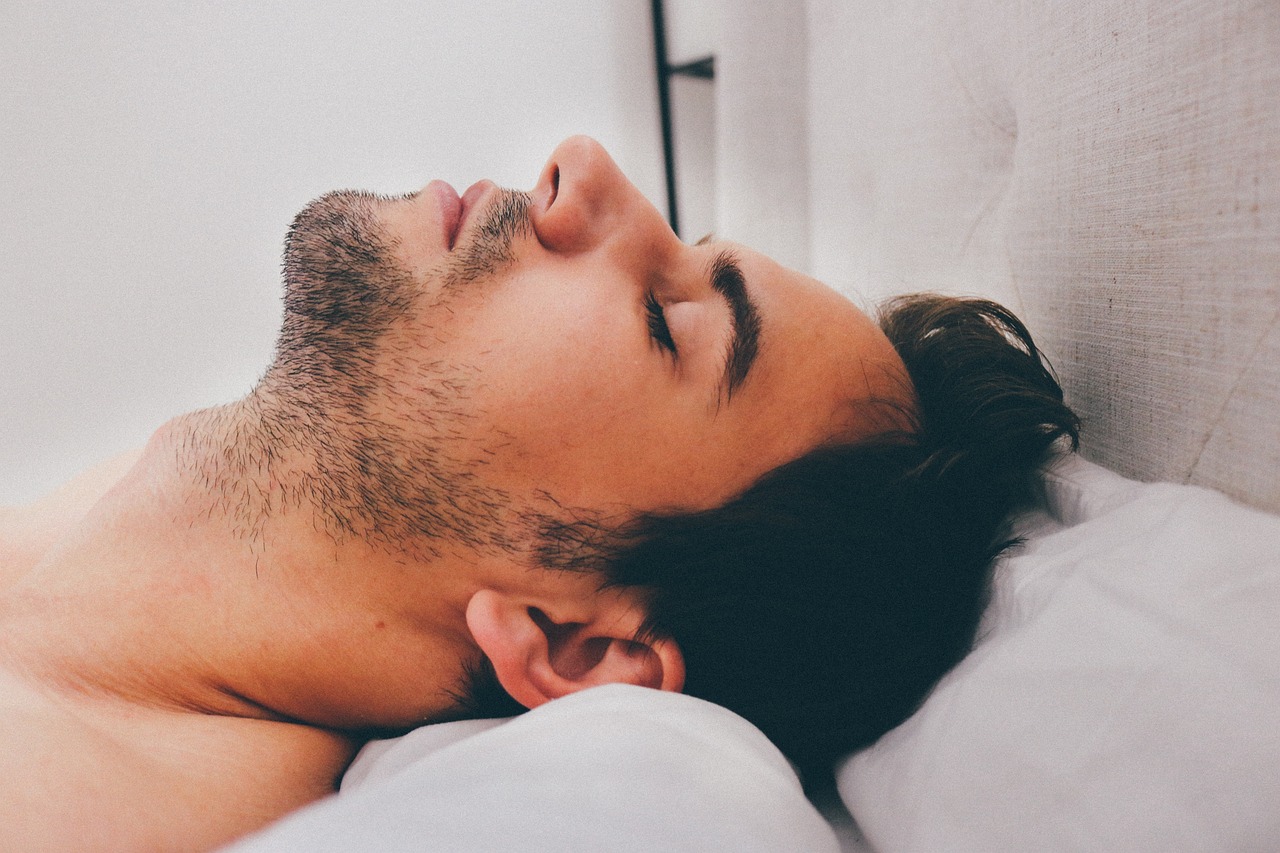 Un homme qui dort | Source : Pixabay