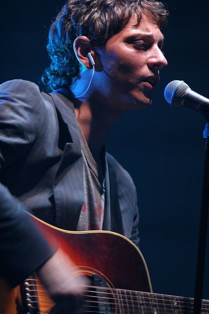 Le chanteur RAPHAEL à la guitare, sur scène lors d'un concert à Châteaubriant, près de Rennes . | Photo : Getty Images