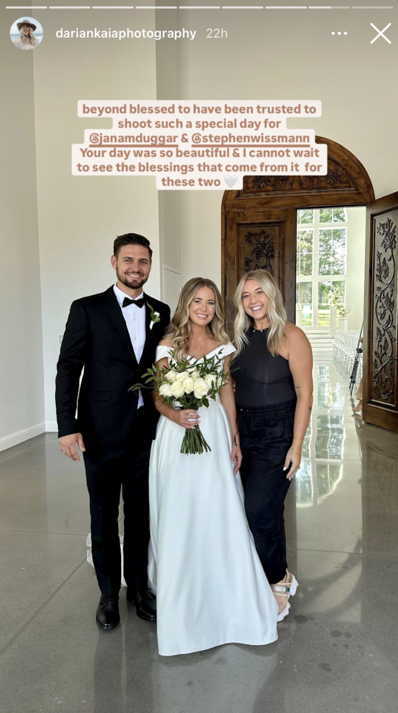 Jana Duggar et Stephen Wissmann sourient avec leur photographe de mariage, Darian Kaia, comme partagé dans une Story Instagram en août 2024 | Source : Instagram/dariankaiaphotography