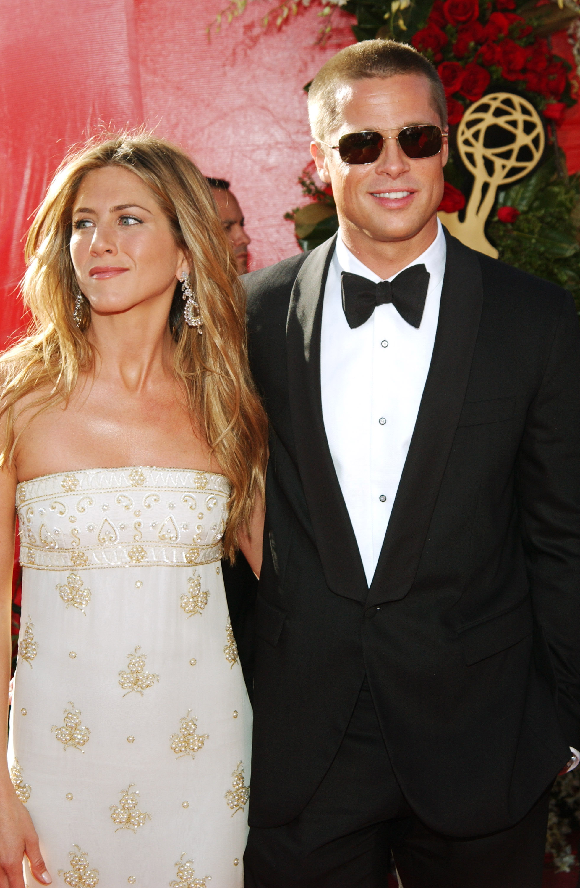 Jennifer Aniston et Brad Pitt lors de la 56e cérémonie annuelle des Primetime Emmy Awards au Shrine Auditorium de Los Angeles, Californie, le 19 septembre 2004 | Source : Getty Images