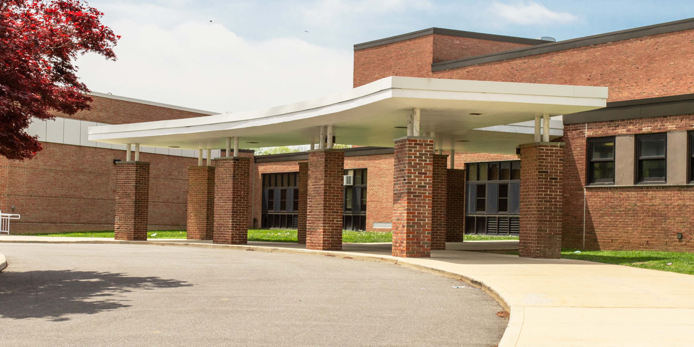 Une entrée d'école | Source : Shutterstock