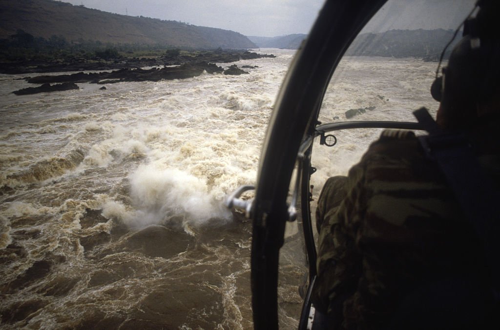 Un hélicoptère de l'armée fouille les rapides près du barrage d'Inga au Zaïre à la recherche de survivants d'une expédition fluviale française, qui a disparu le 6 août 1985 | photo : Getty Images