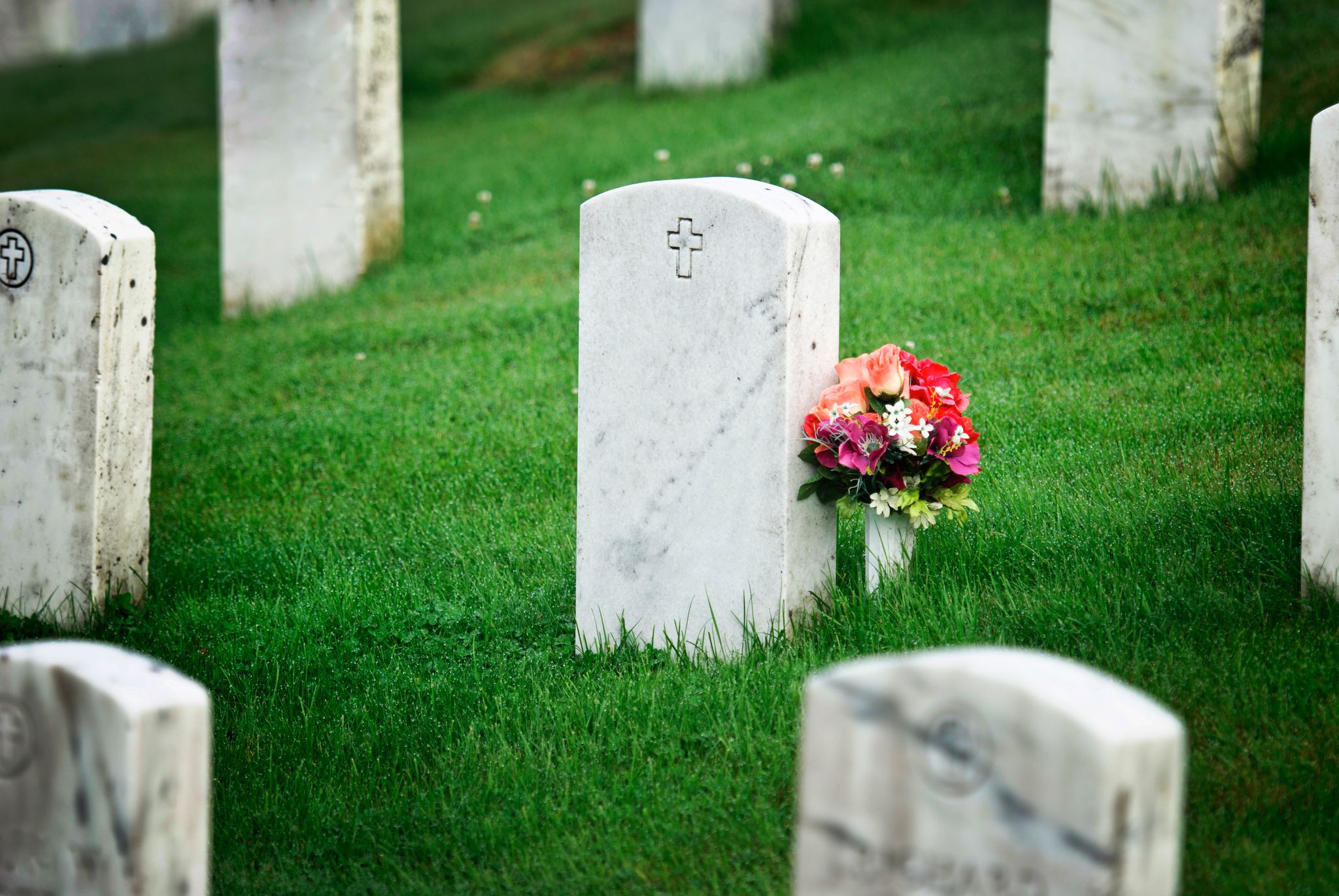 Une pierre tombale avec des fleurs. | Source : Getty Images