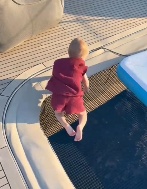 Capture d'écran de la vidéo de Paris Hilton montrant Phoenix lors d'une balade en catamaran | Source : TikTok/parishilton