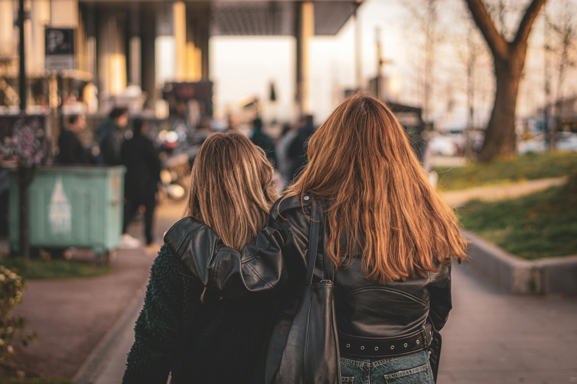 Deux femmes marchant dans la rue | Source : Pexels