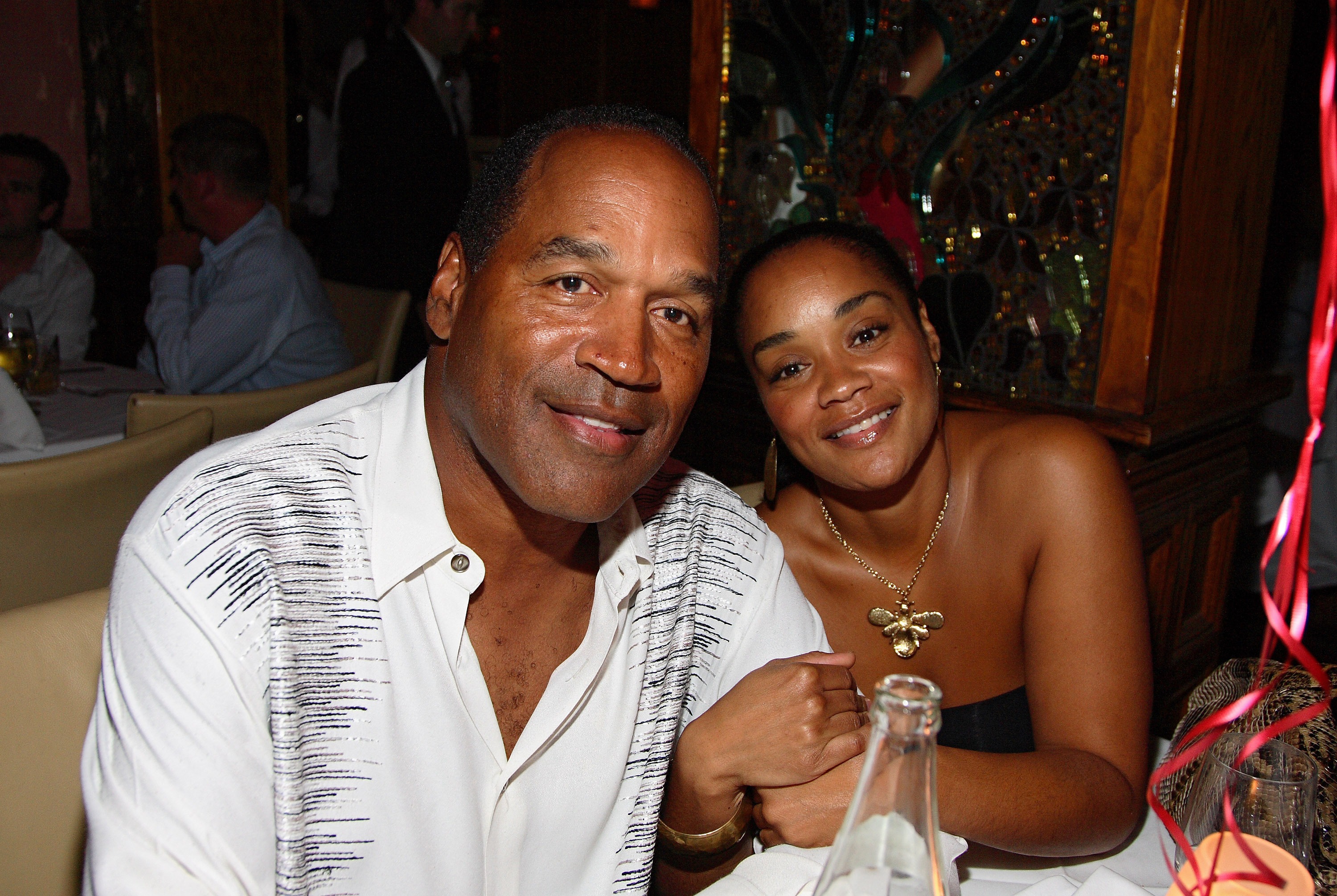 O.J. Simpson et Arnelle Simpson posent au restaurant Forge lors de la célébration de l'anniversaire de DJ Irie, le 20 juin 2007, à Miami Beach, en Floride. | Source : Getty Images