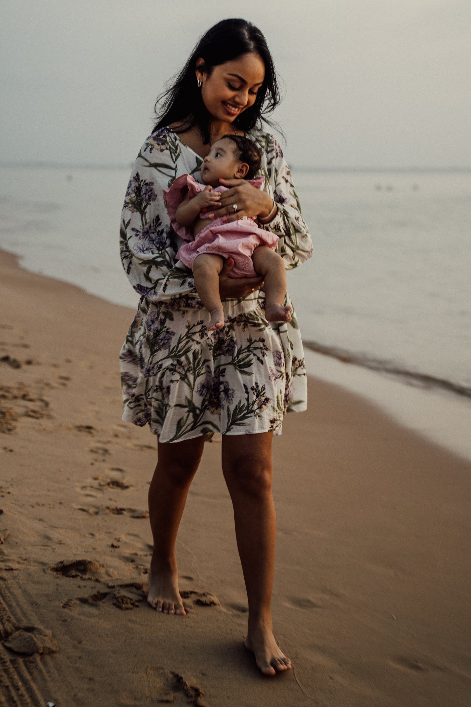 Uma mulher com seu bebê na praia | Fonte: Pexels