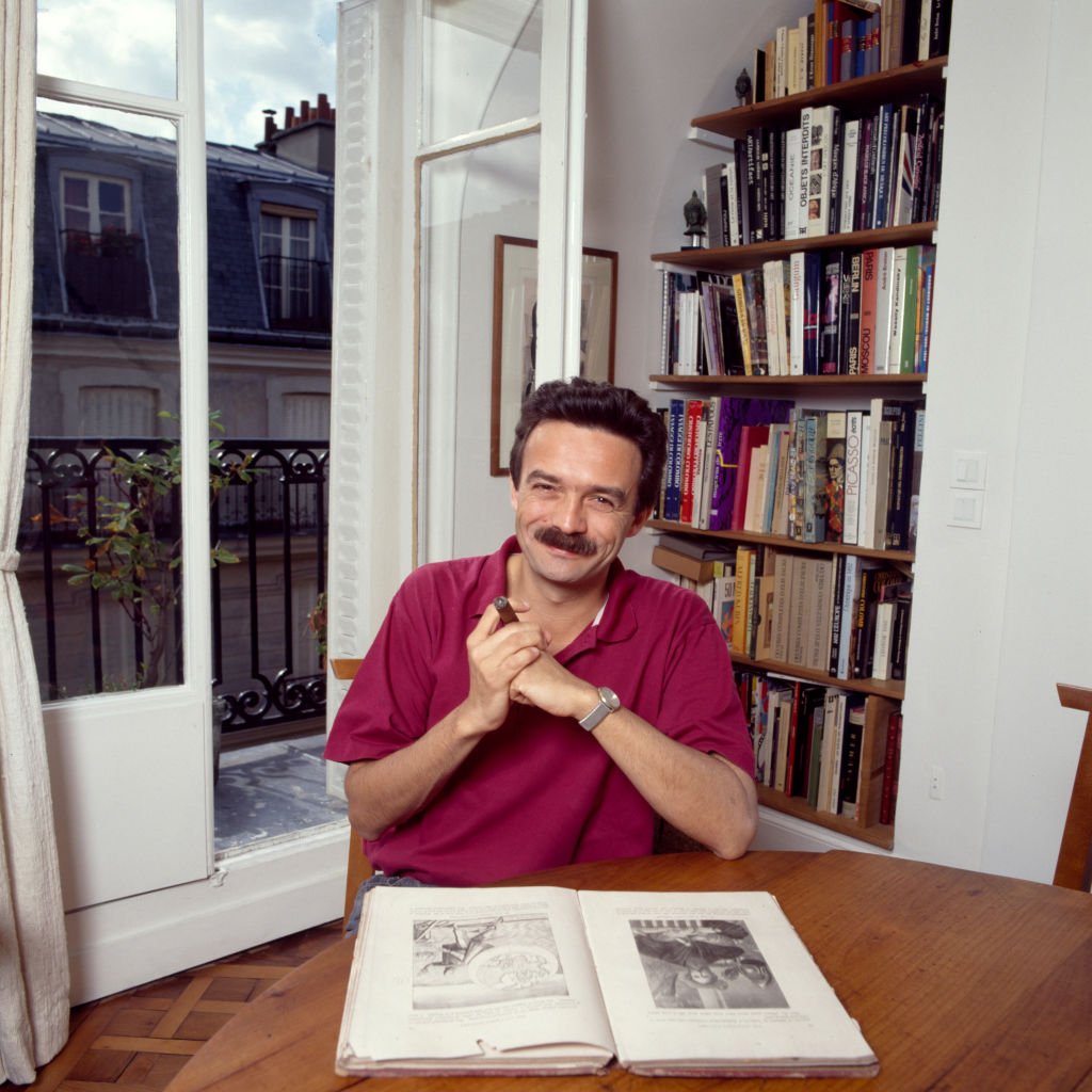 Portrait du journaliste Edwy Plenel chez lui en 1991 à Paris. | Photo : Getty Images