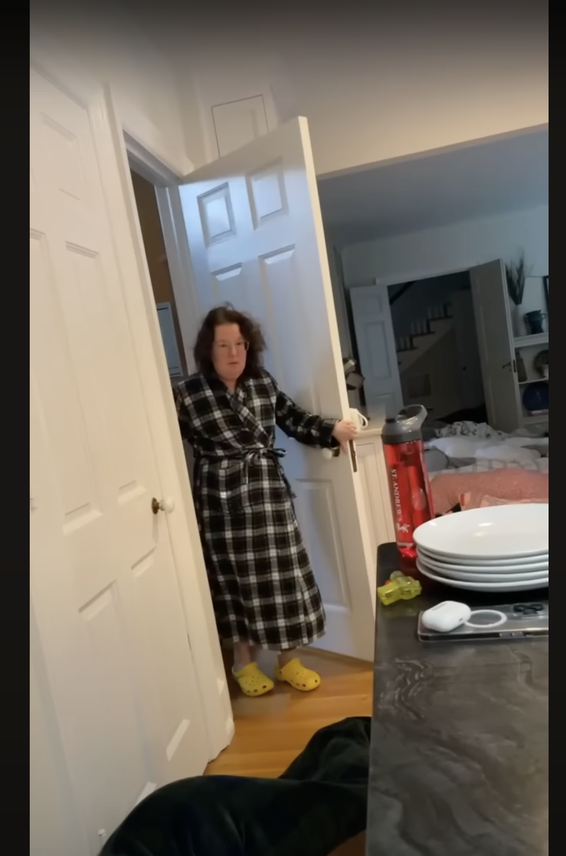 Joy McGrath est choquée alors qu'elle entre dans sa cuisine, comme on peut le voir dans une vidéo datée du 20 mai 2023 | Source : youtube.com/SASDelaware