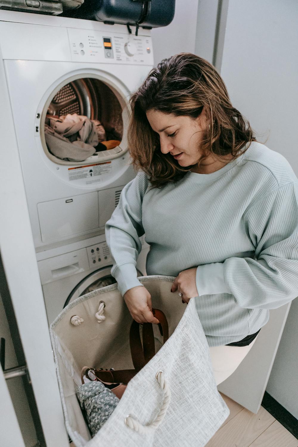 A woman doing laundry | Source: Pexels