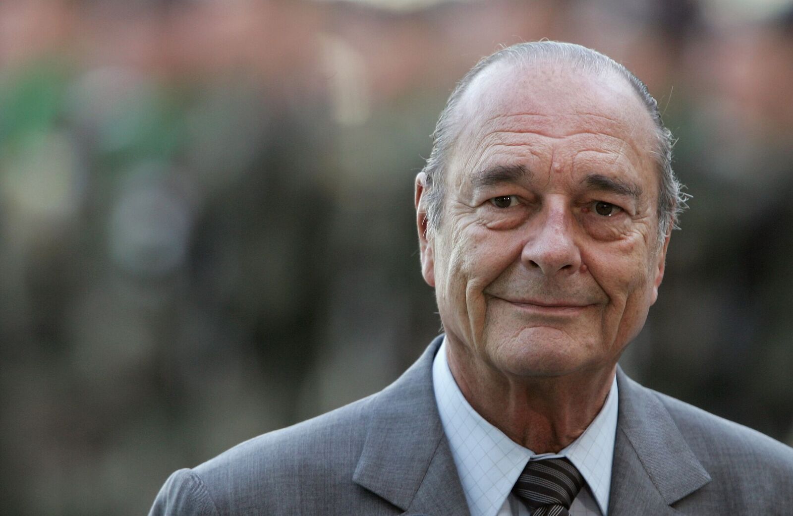 Jacques Chirac arrive à la Chancellerie pour  rencontrer la chancelière allemande Angela Merkel à Berlin. | Photo : GettyImage