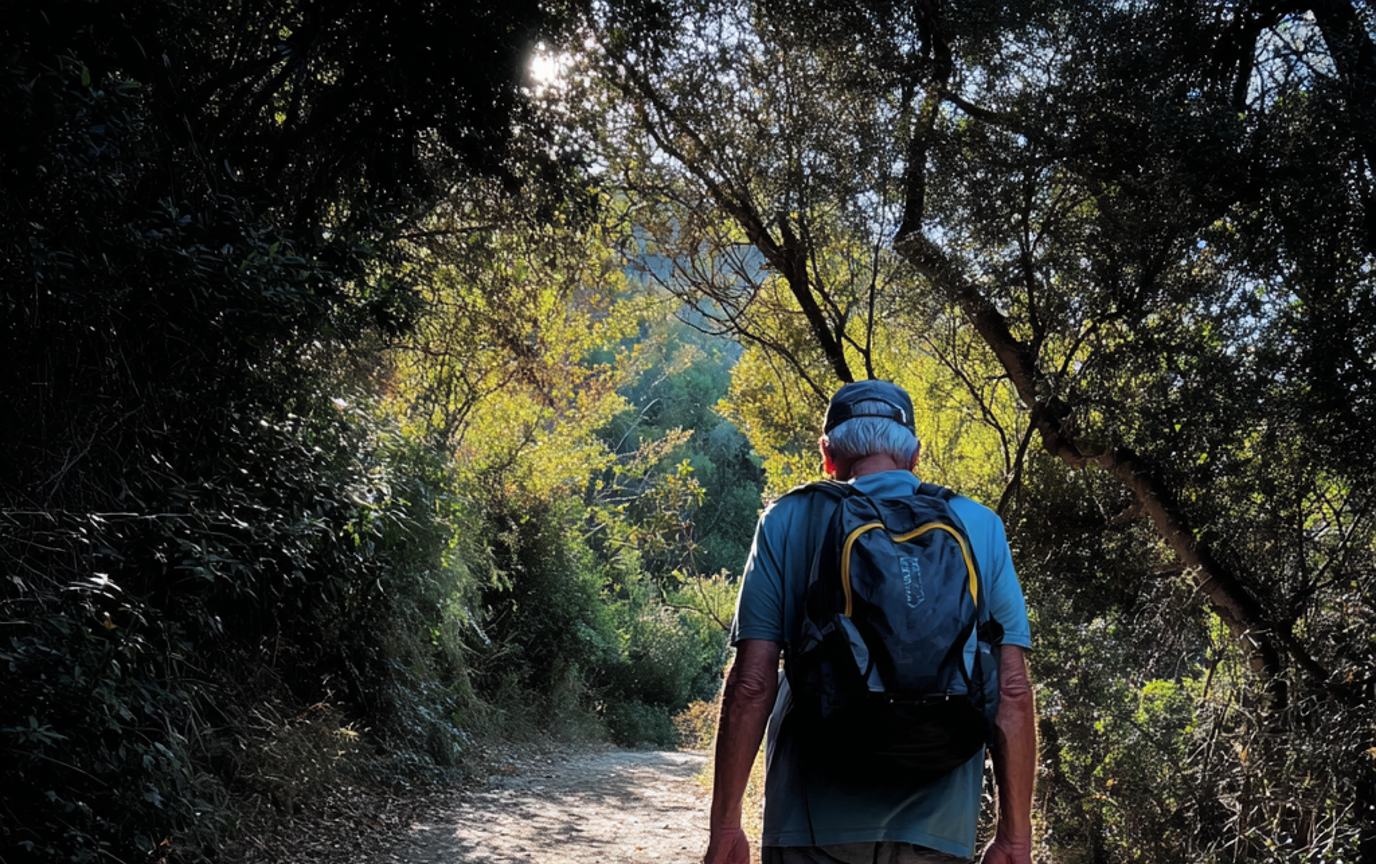 Un vieil homme sur un sentier de randonnée | Source : Midjourney