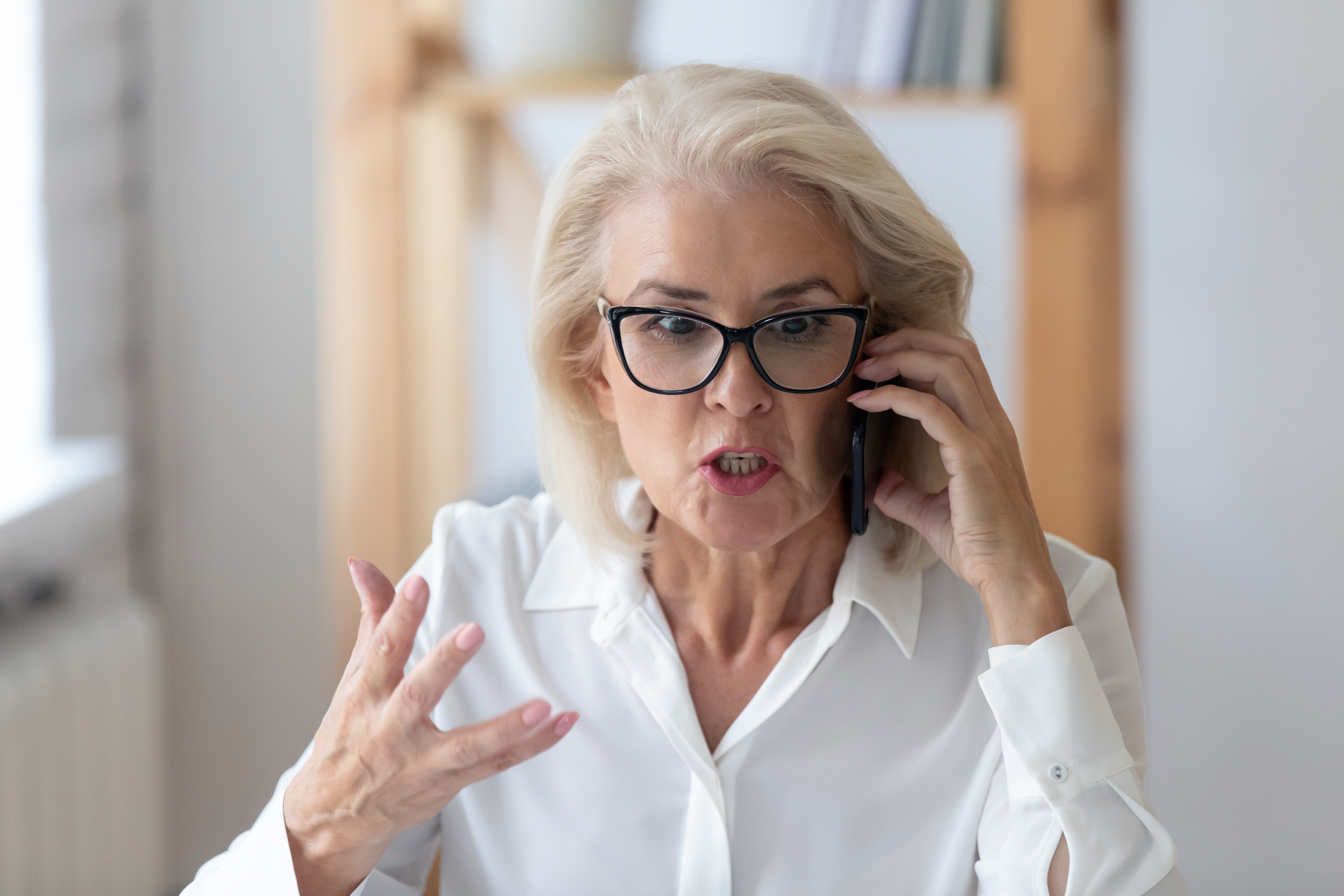 Femme âgée en colère au téléphone | Source : Shutterstock