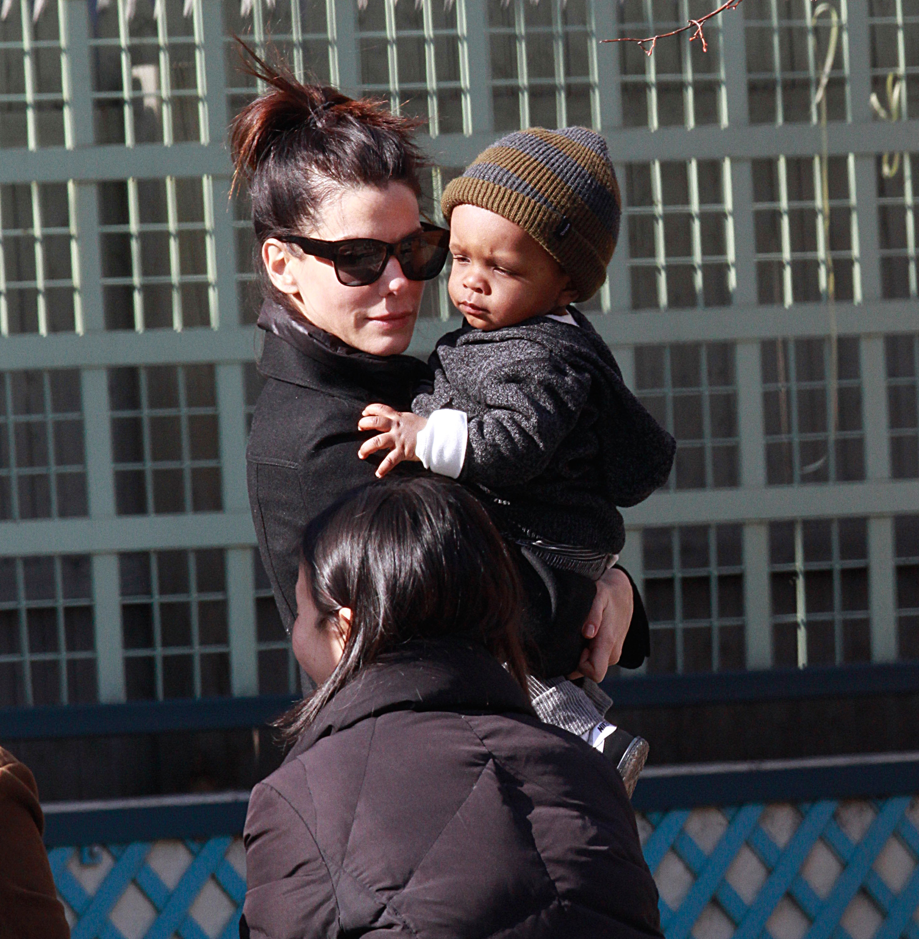 Sandra Bullock et son fils Louis Bullock sont vus dans les rues de Manhattan le 20 mars 2011, à New York. | Source : Getty Images