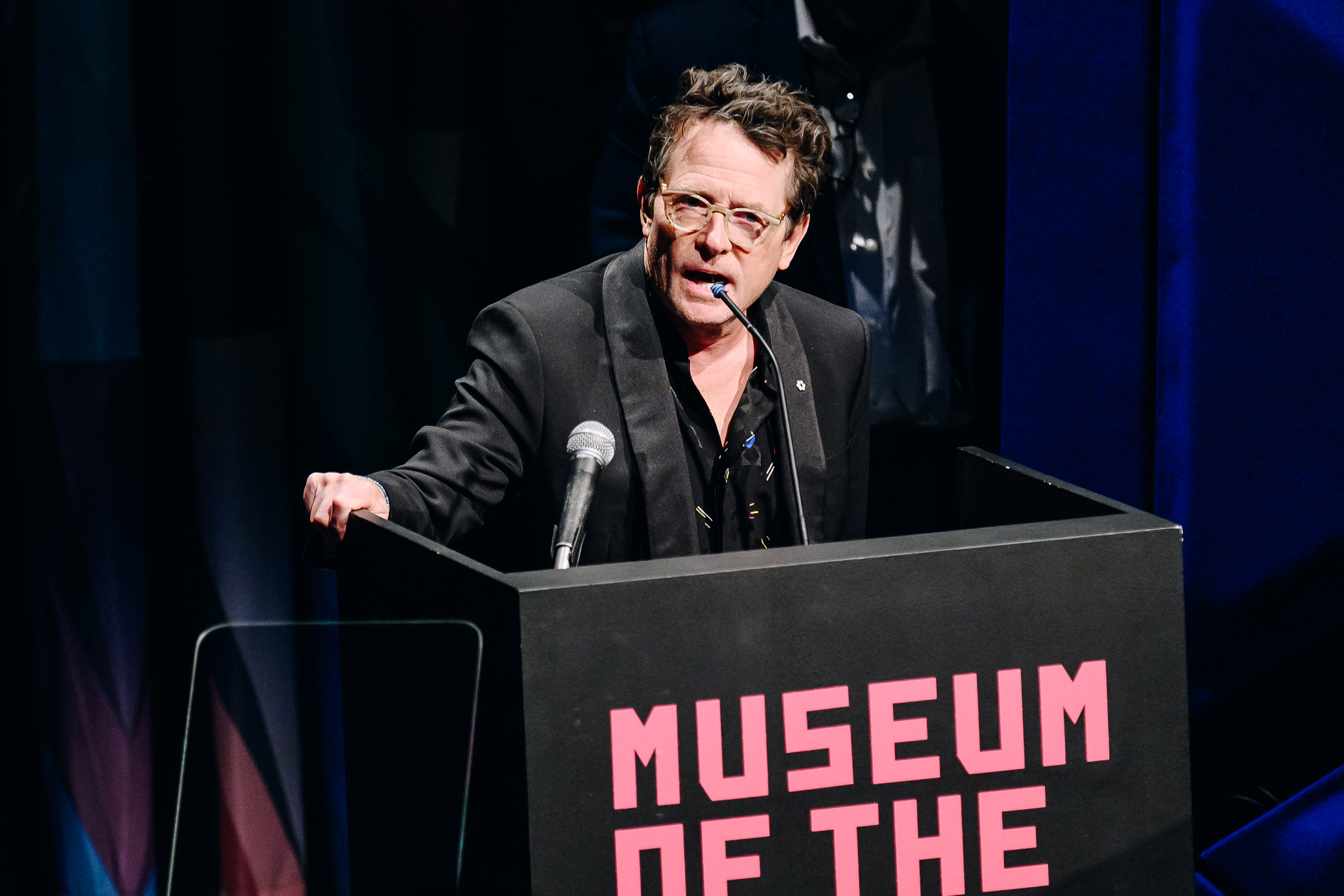 Michael J. Fox prenant la parole lors des Spring Moving Image Awards à New York le 6 juin 2023 | Source : Getty Images