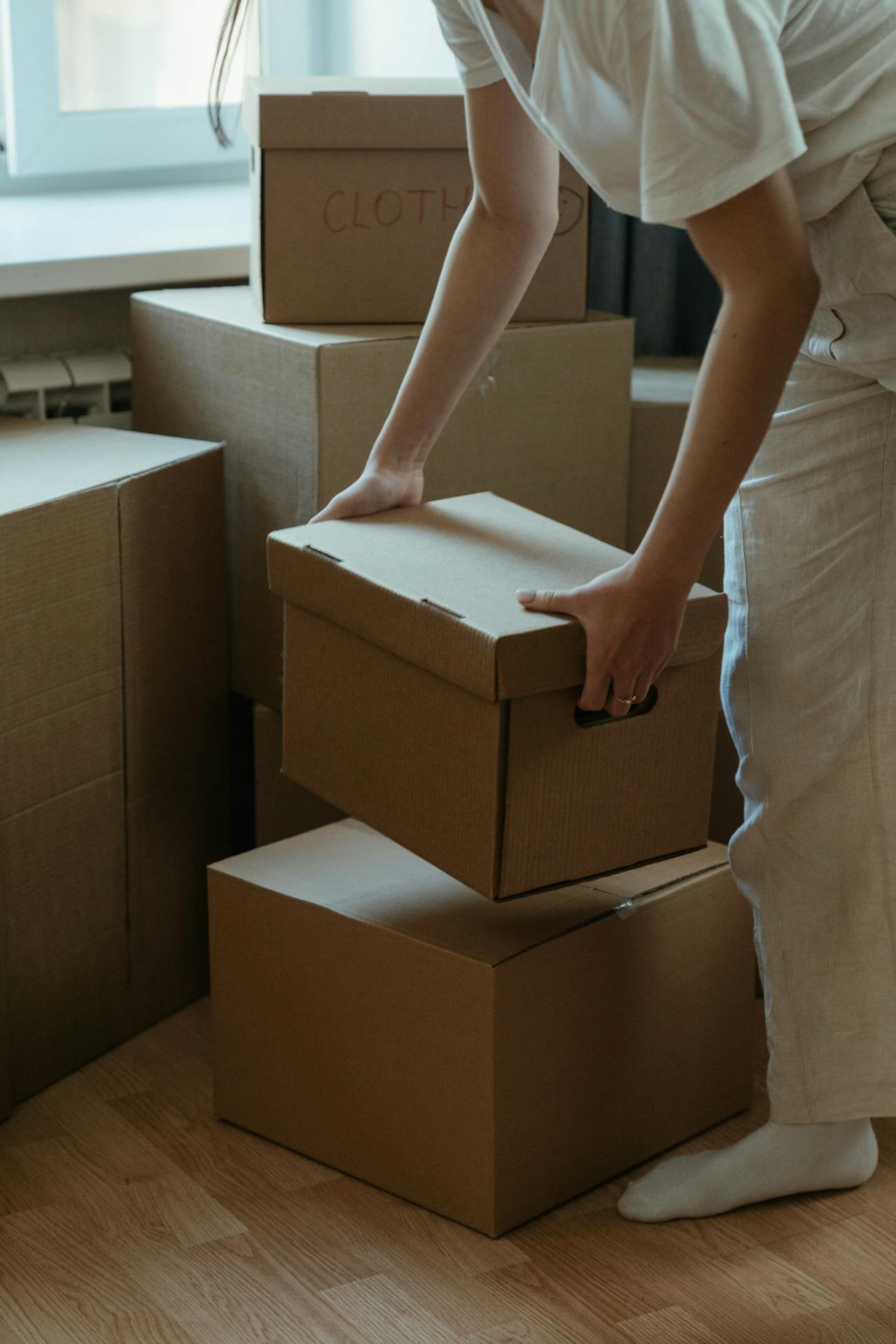 Une femme tenant une boîte en carton | Source : Pexels