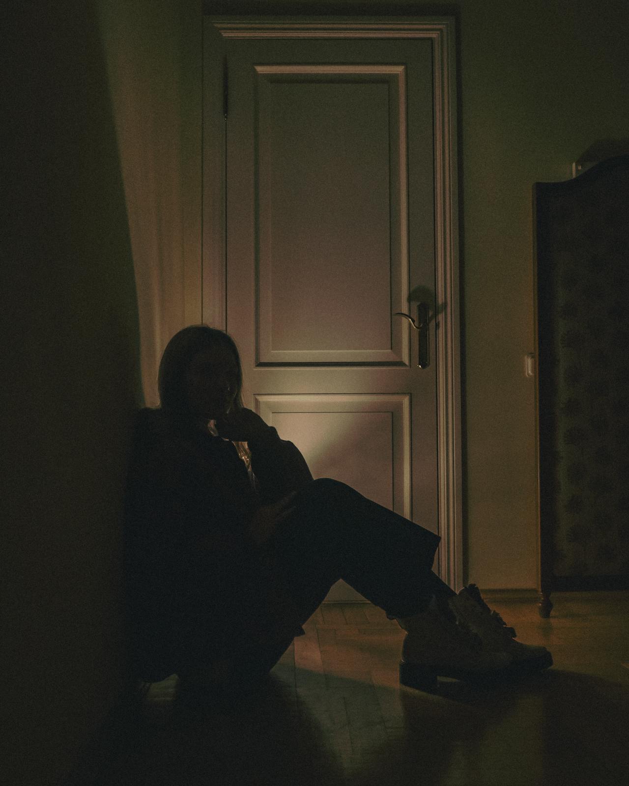 Une jeune femme solitaire assise par terre dans sa maison | Source : Pexels