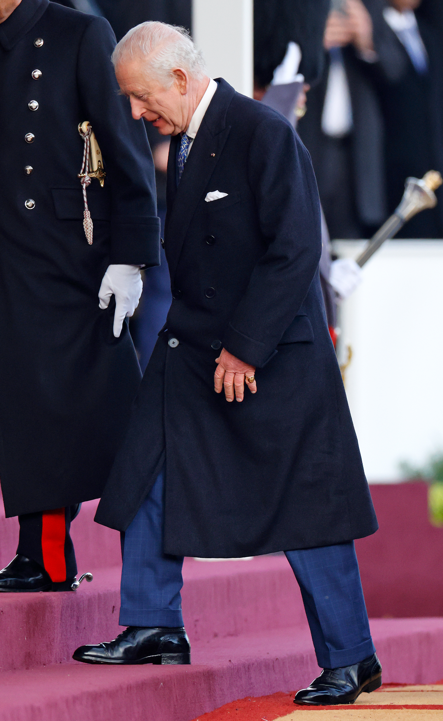 Le roi Charles III assiste à la cérémonie d'accueil, à Horse Guards Parade, de l'émir de l'État du Qatar au premier jour de sa visite d'État au Royaume-Uni, le 3 décembre 2024, à Londres, en Angleterre. | Source : Getty Images