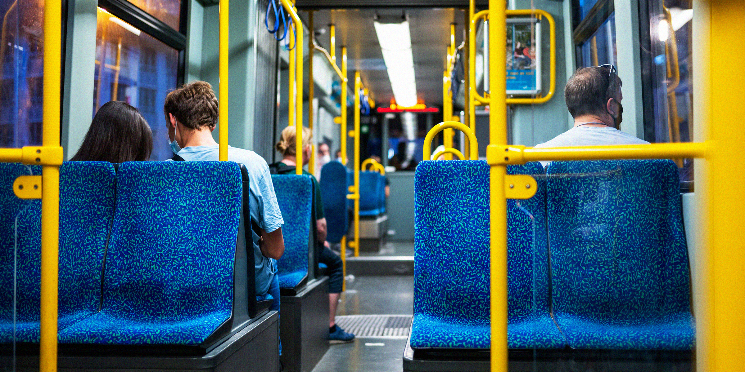 Passagers dans un bus | Source : Freepik