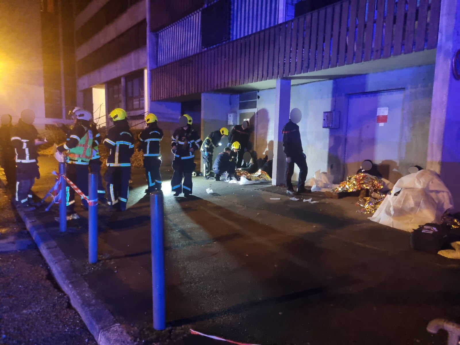 Des pompiers rassemblés sur le lieu de l'explosion et prenant soin des victimes | Source : @bastionmediaoff/X