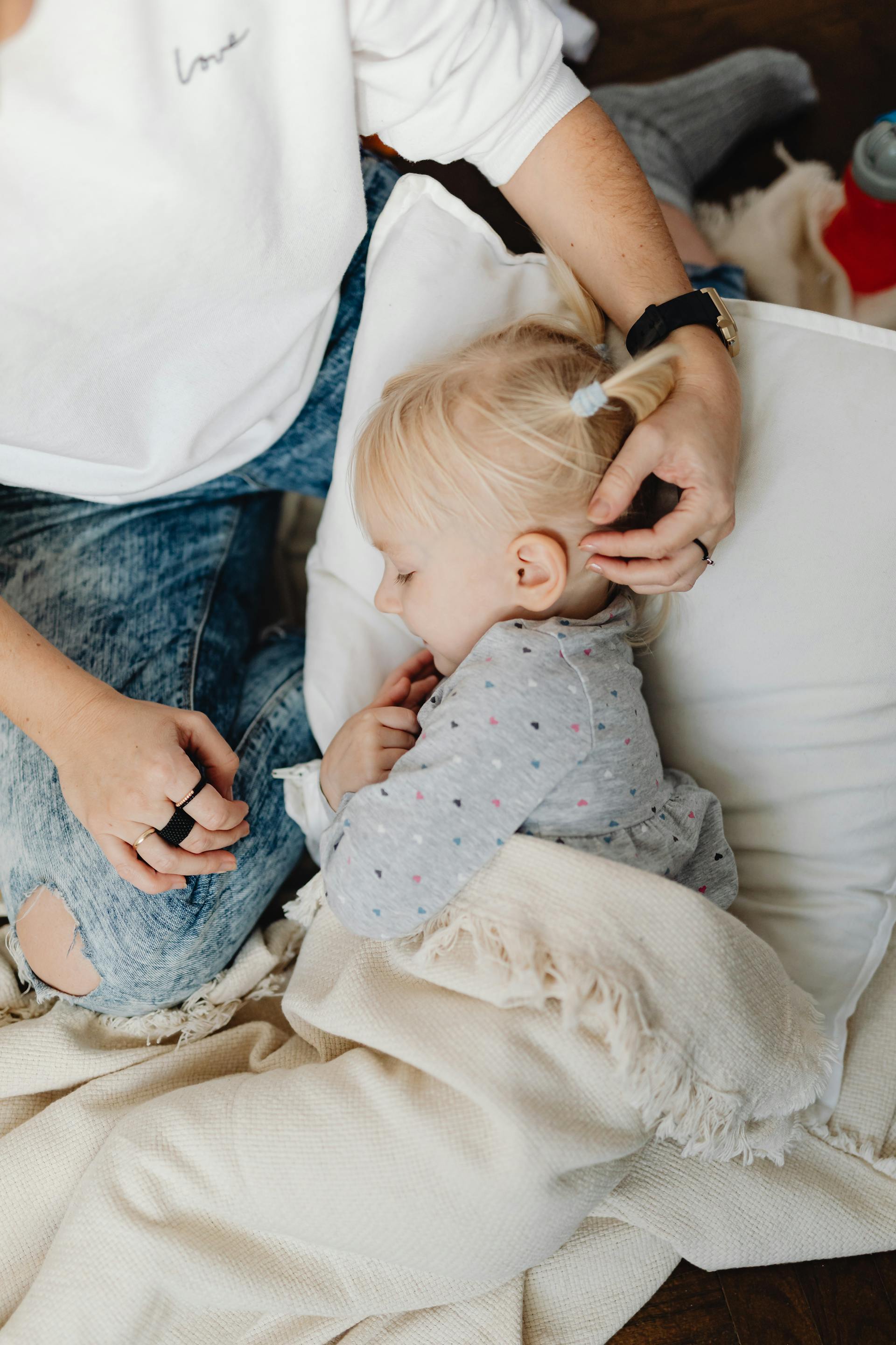 Une mère qui endort sa fille | Source : Pexels