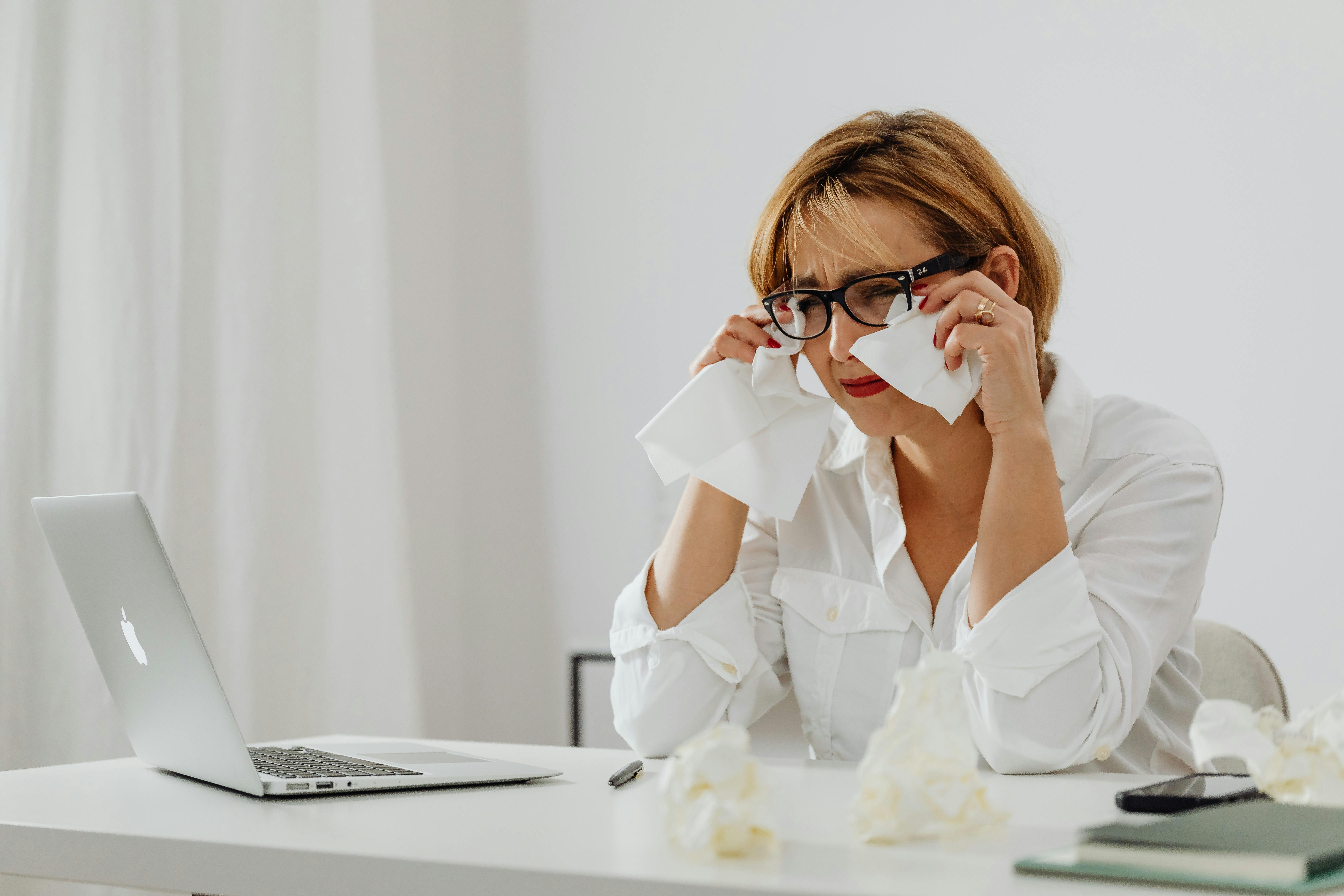 Une femme qui pleure et essuie ses larmes | Source : Pexels