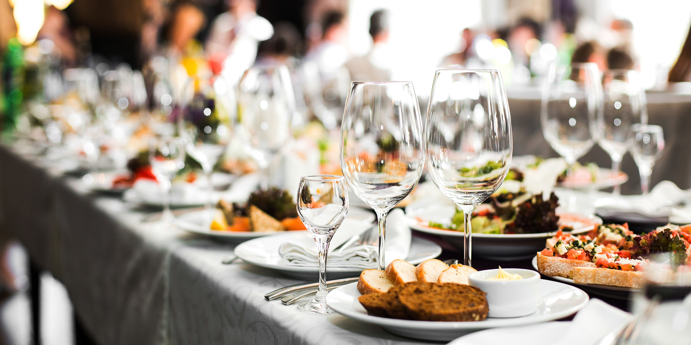 Un dîner formel mis en place pour un événement | Source : Shutterstock