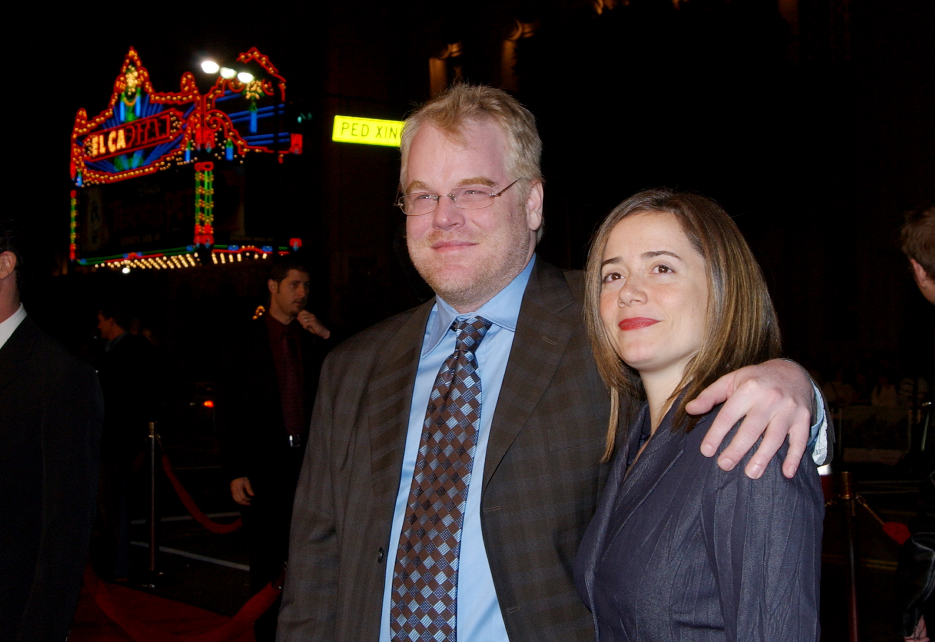 Philip Seymour Hoffman et Mimi O'Donnell lors de la première de "Polly et moi" au Mann's Chinese Theater à Hollywood, Californie, le 12 janvier 2004 | Source : Getty Images