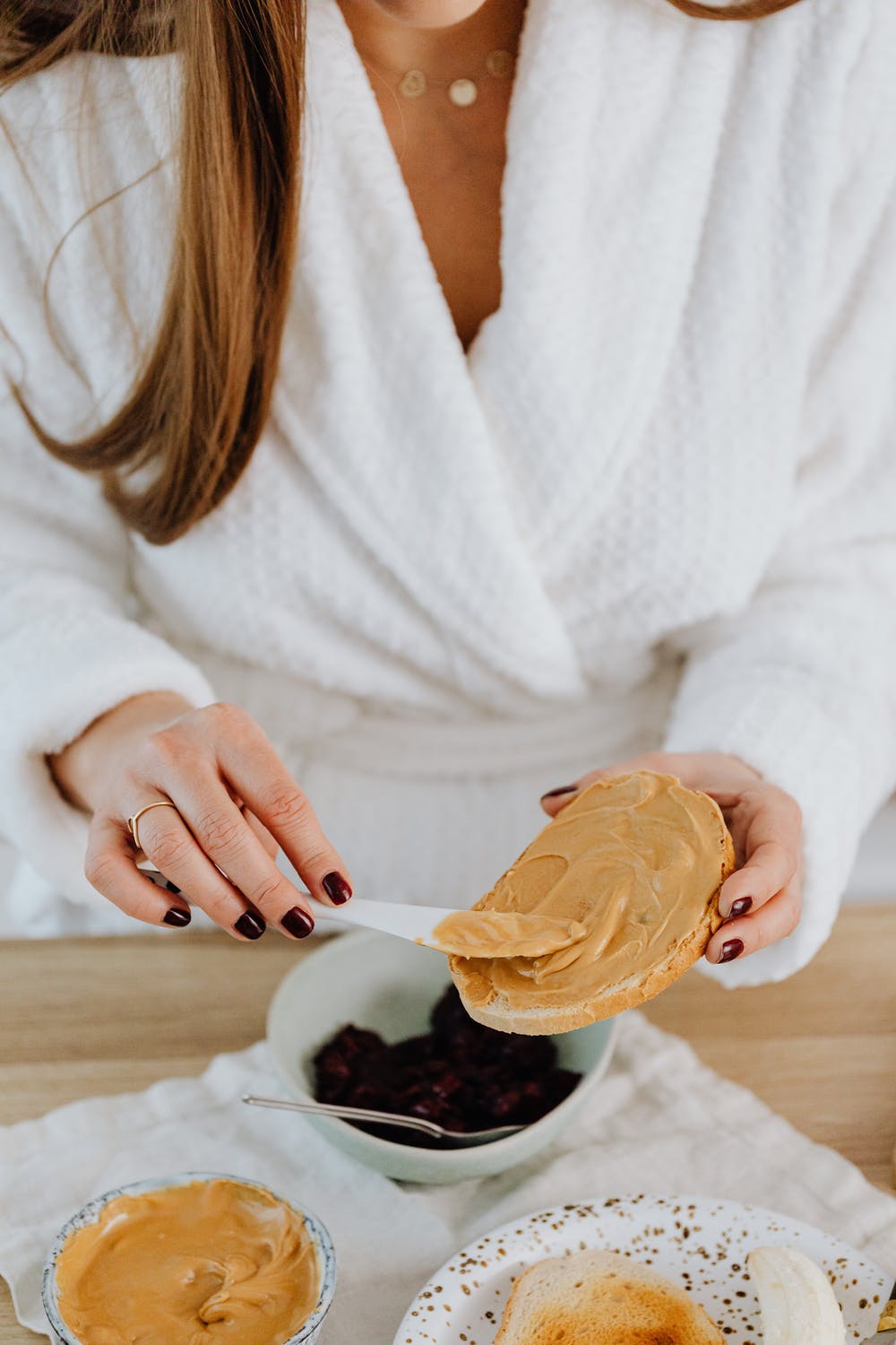 Bess a préparé des sandwichs au beurre de cacahuète et au salami pour Joey | Source : Pexels