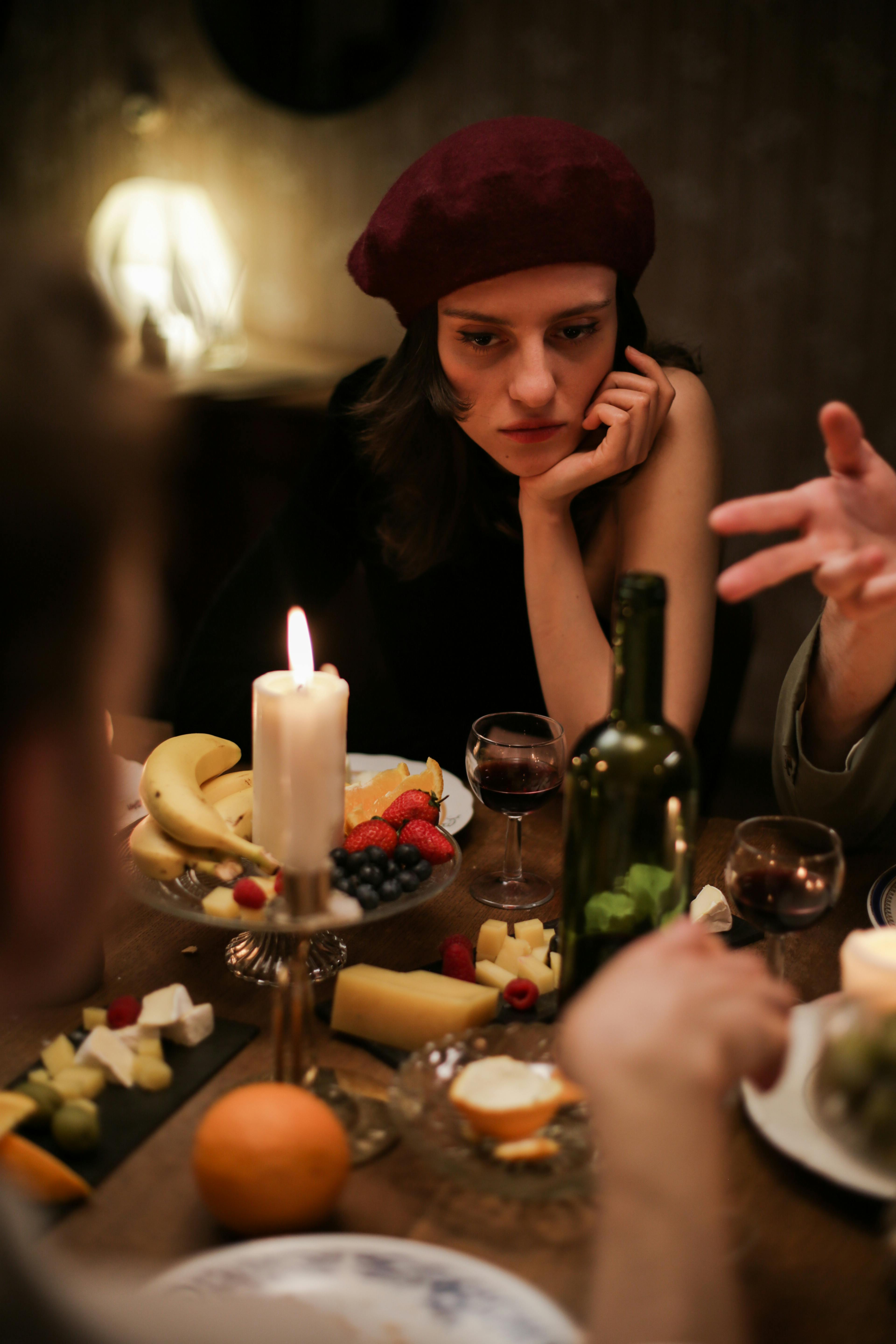 Une femme exprimant son mécontentement à table | Source : Pexels