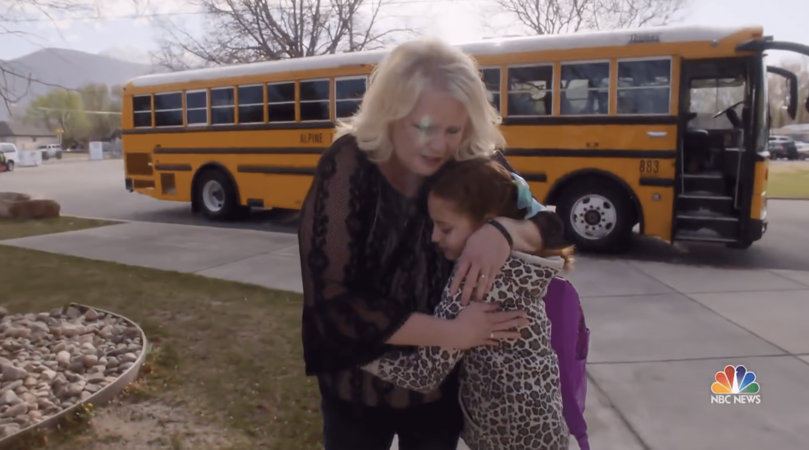 La conductrice de bus scolaire Tracy Dean serrant Isabella Pieri dans ses bras. | Photo : YouTube.com/NBC News