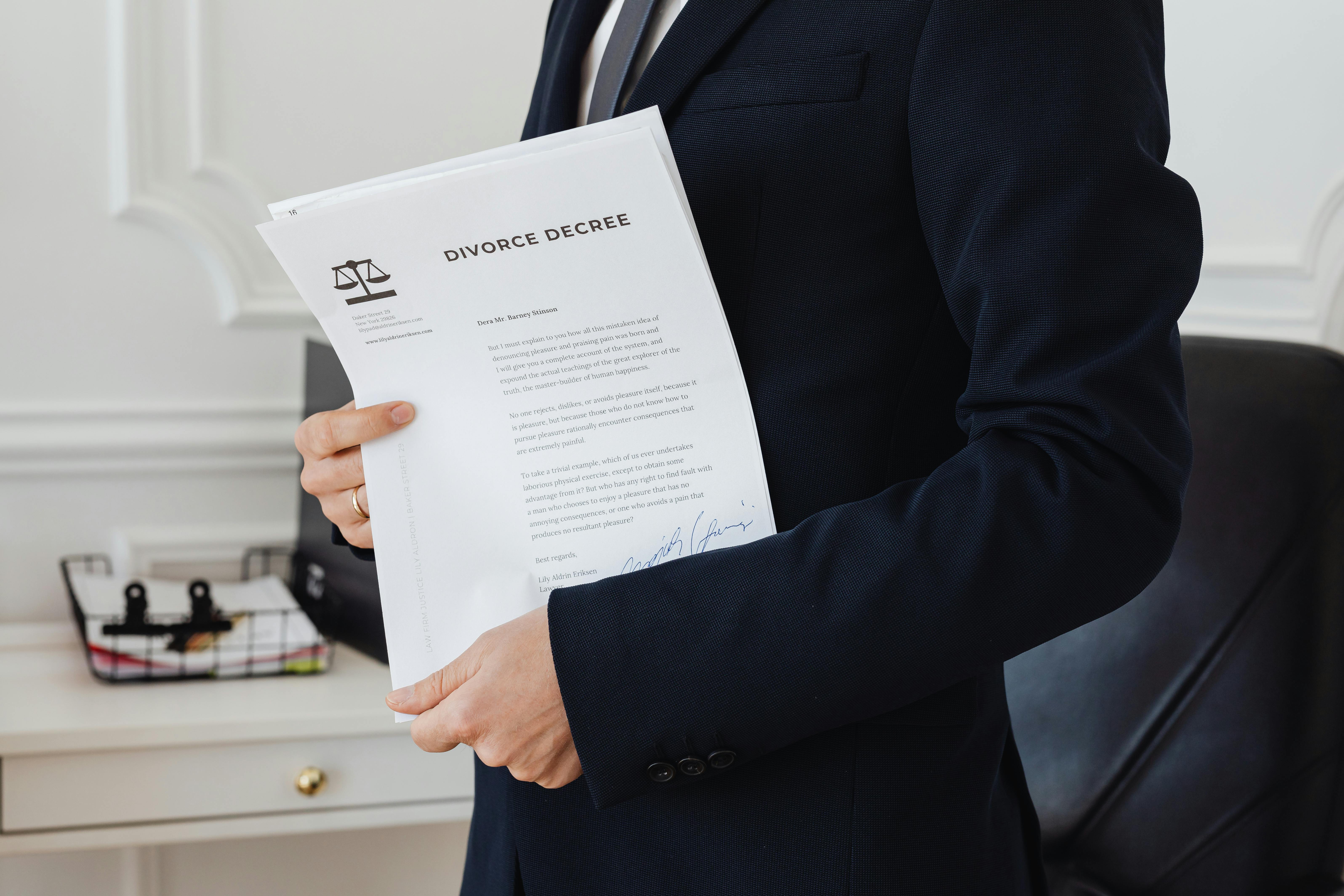 Une femme tenant des papiers de divorce | Source : Pexels