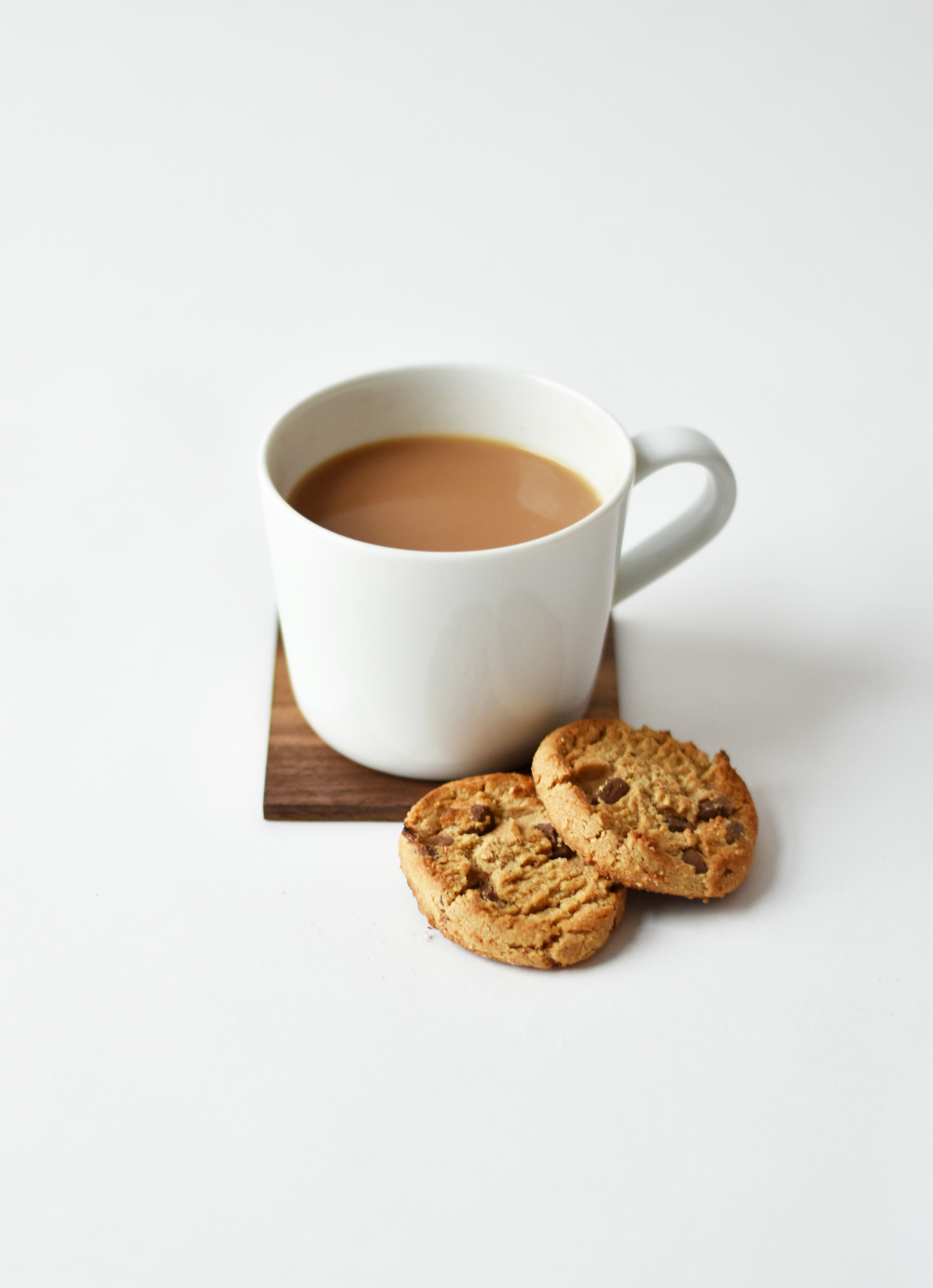 Une tasse de thé avec des biscuits | Source : Unsplash