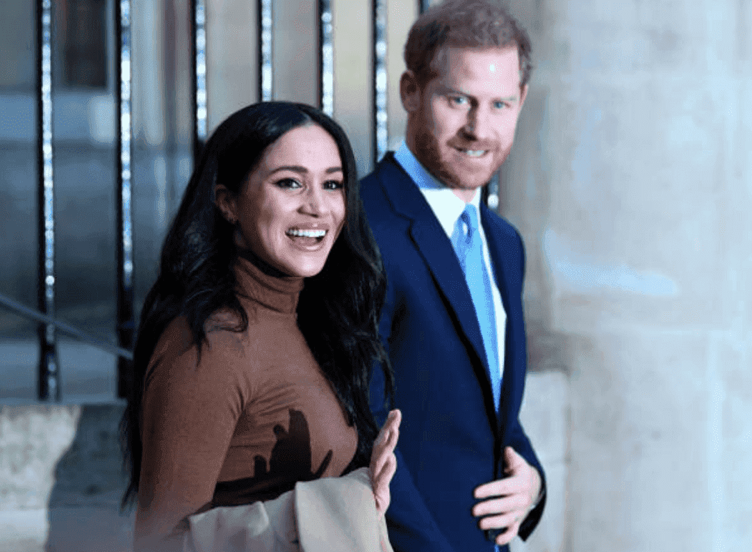 Le prince Harry et Meghan Markle saluent la foule après une visite à Canada House, le 7 janvier 2020, à Londres, en Angleterre. | Photo : DANIEL LEAL-OLIVAS - WPA Pool / Getty Images