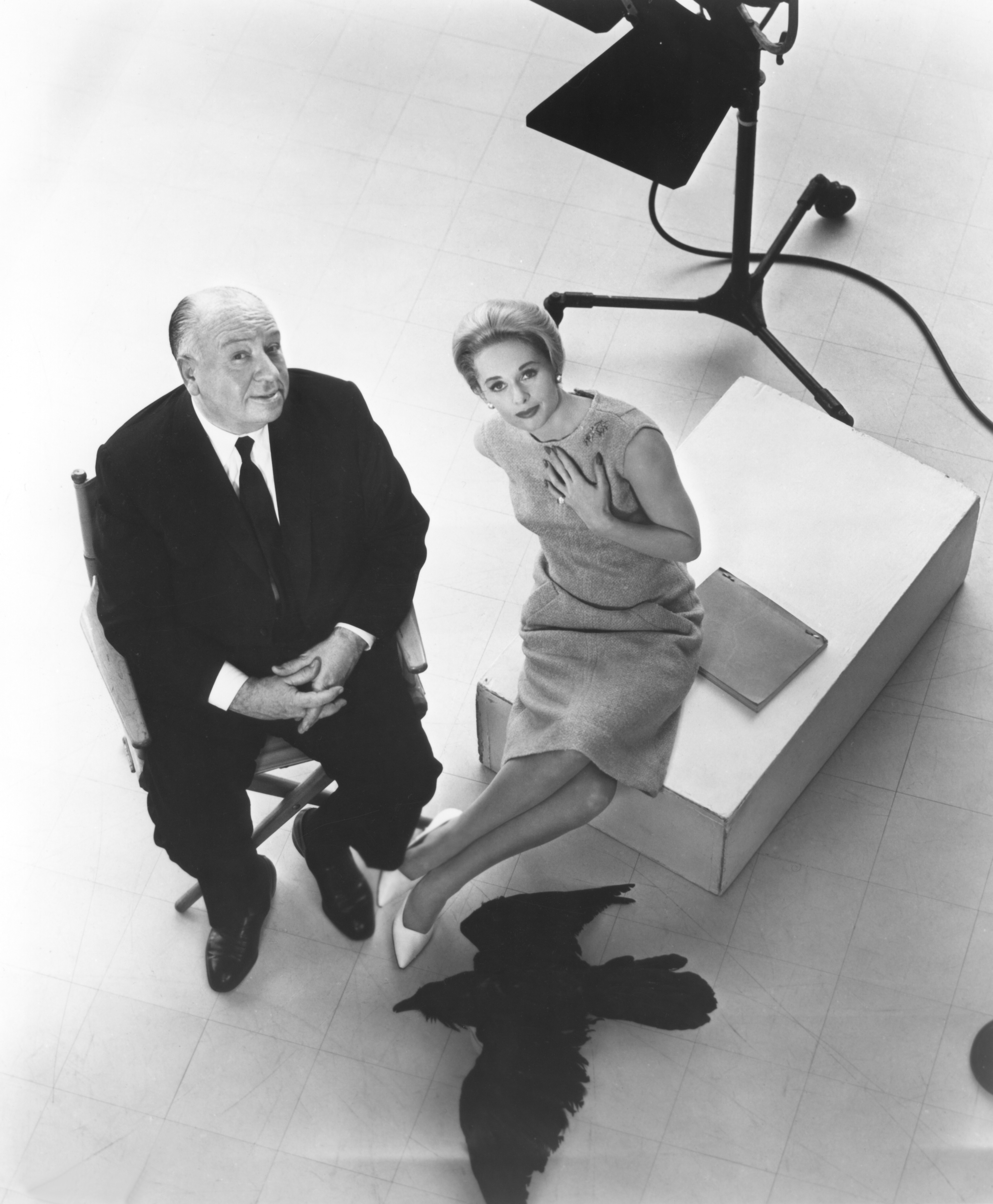 Alfred Hitchcock et Tippi Hedren sur le plateau de tournage de "Les oiseaux" en 1963. | Source : Getty Images