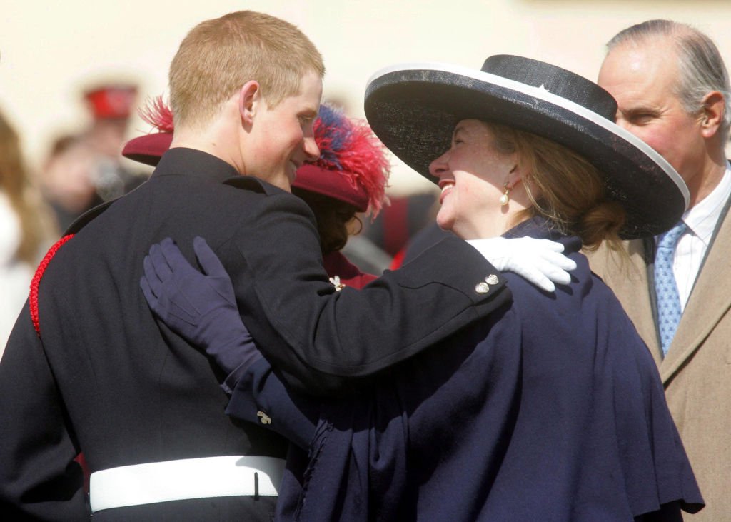 Le prince Harry embrasse son ancienne nounou, Tiggy Pettifer, après le défilé du souverain à l'Académie royale militaire de Sandhurst dans le Surrey pour marquer la fin de sa formation d'officier. І Source : Getty Images