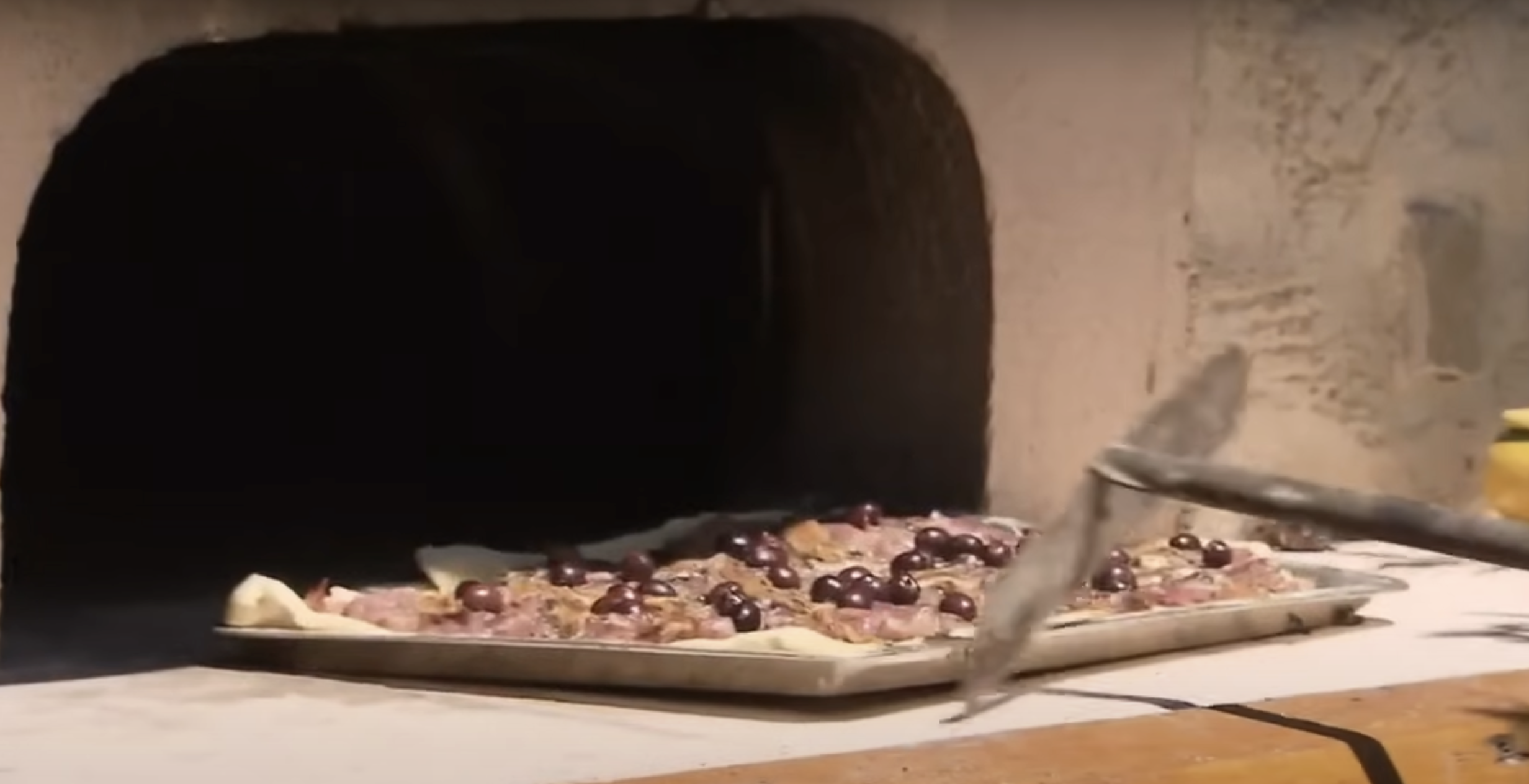 Une pizza préparée par le mari de Mimie Mathy l Source : YouTube