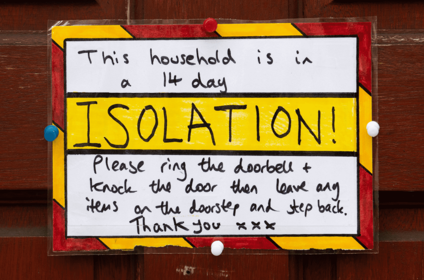 Une pancarte d'une propriété Résidentielle, sur laquelle est écrit isolé pendant 14 jours | Photo : Getty Images