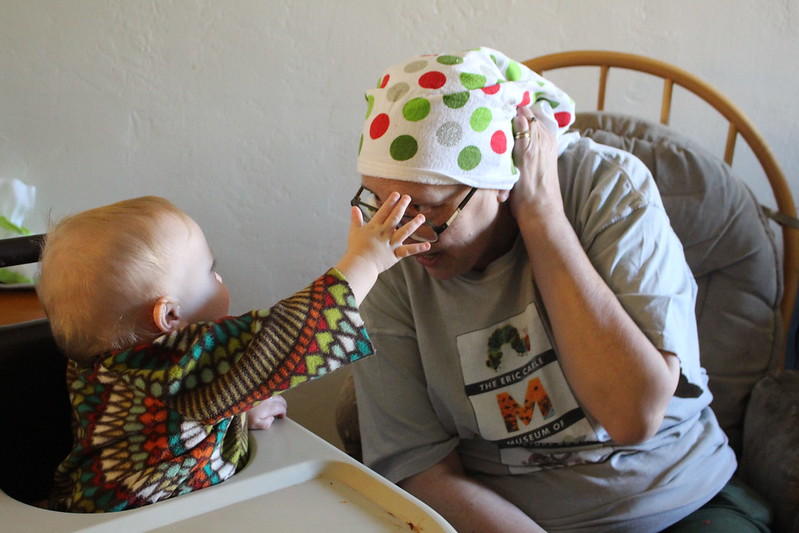 Une femme jouant avec un bébé | Source : Flickr