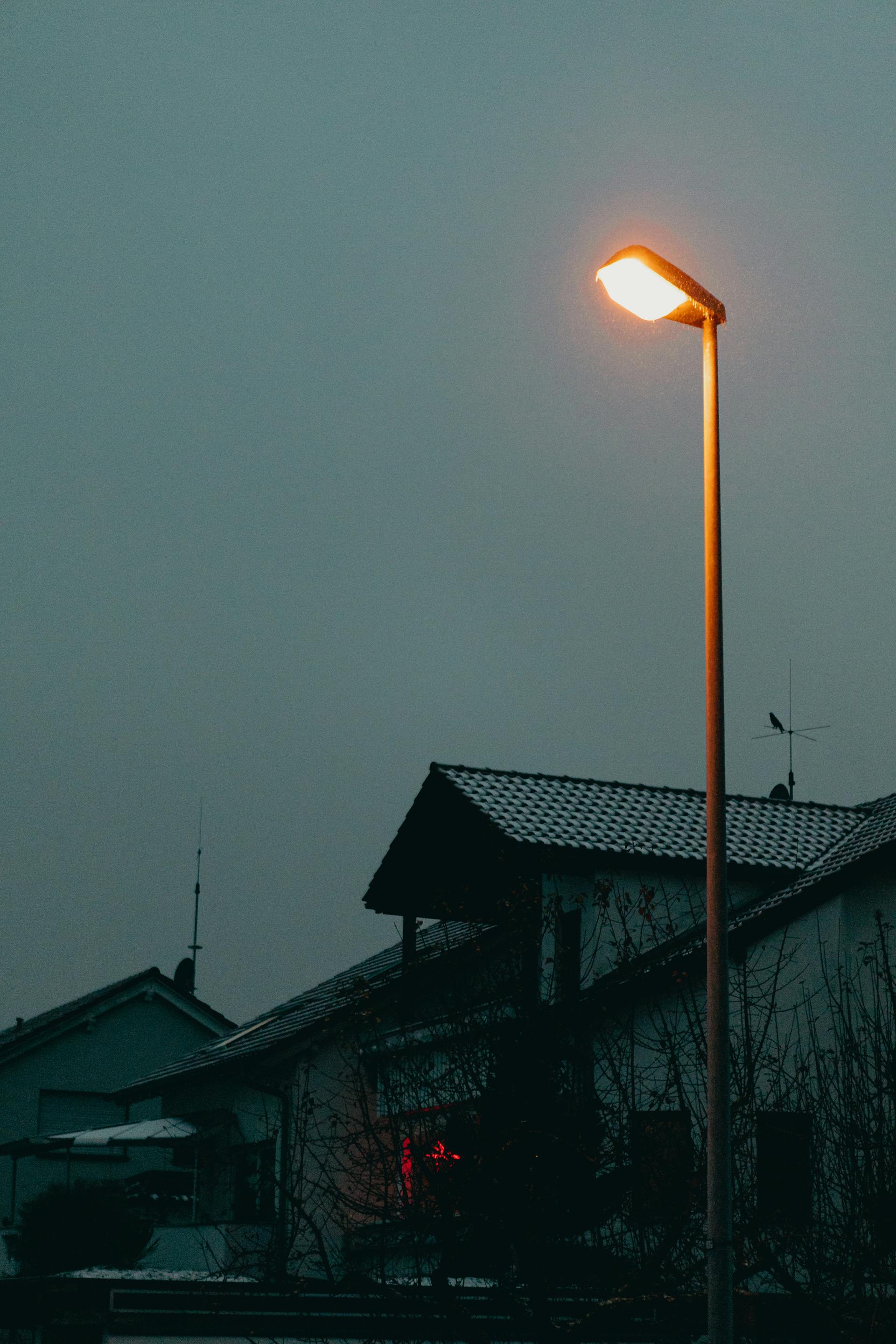 Maisons la nuit | Source : Pexels