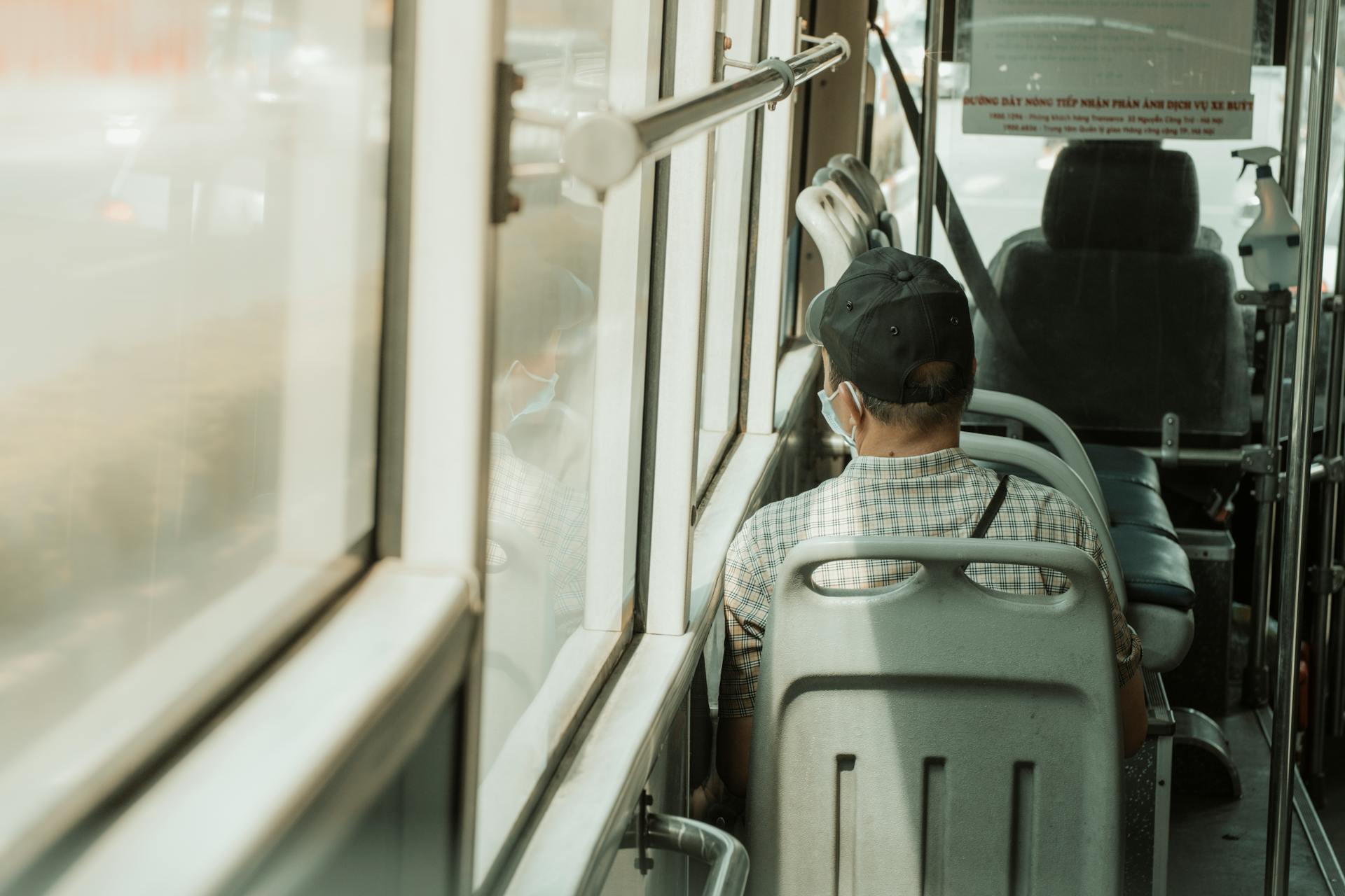 Un homme assis dans un bus | Source : Pexels